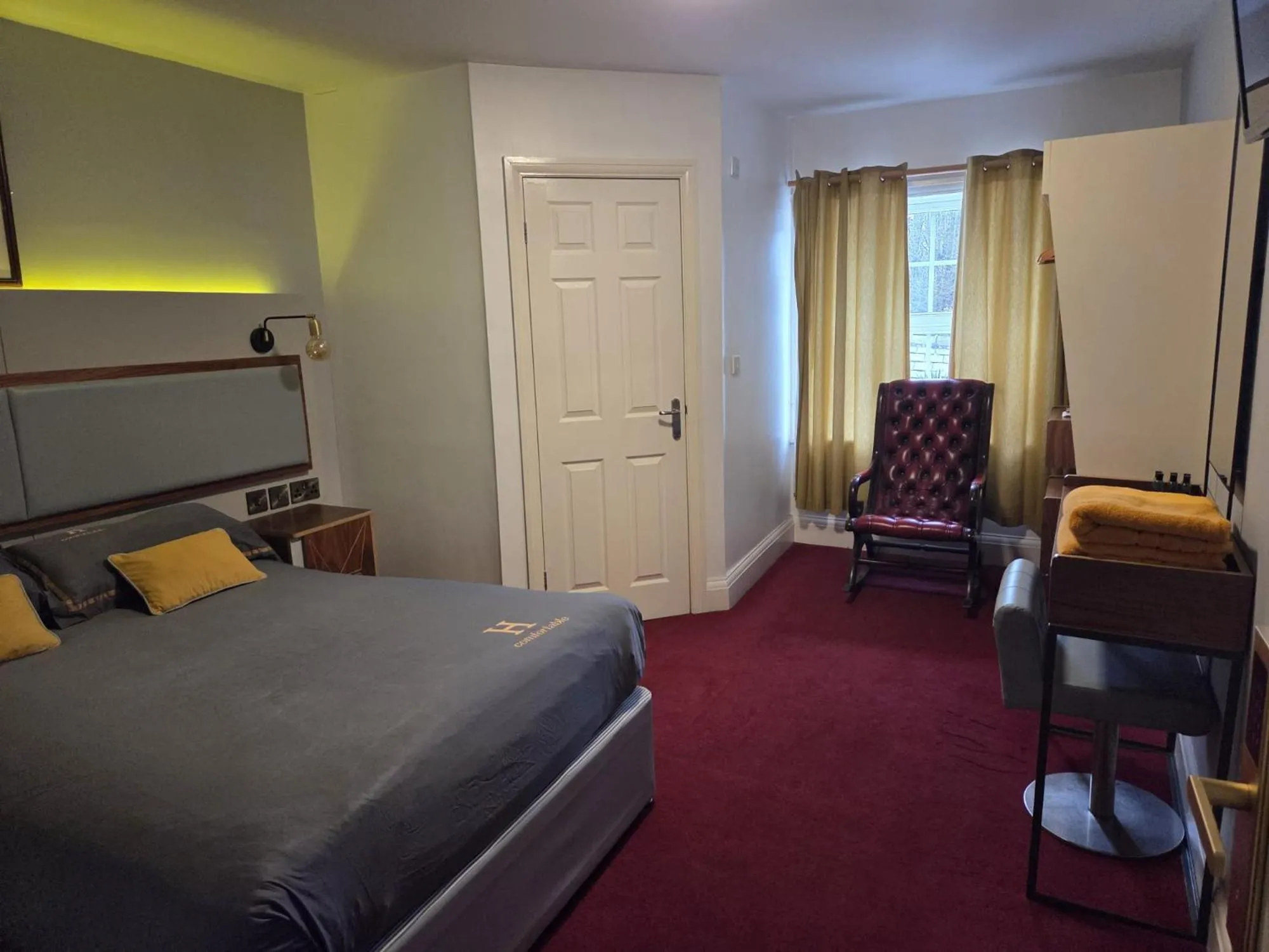 Bed in The Royal Oak Hotel