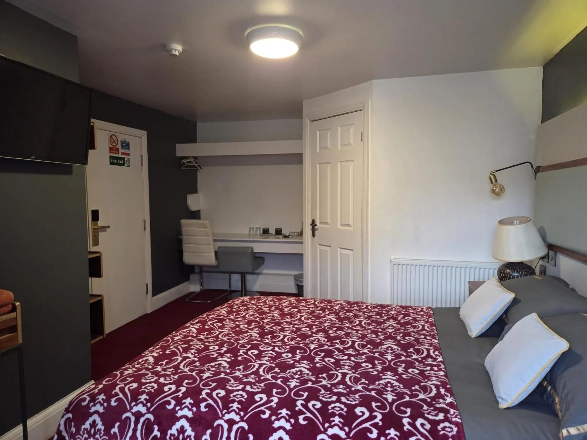 Bed in The Royal Oak Hotel