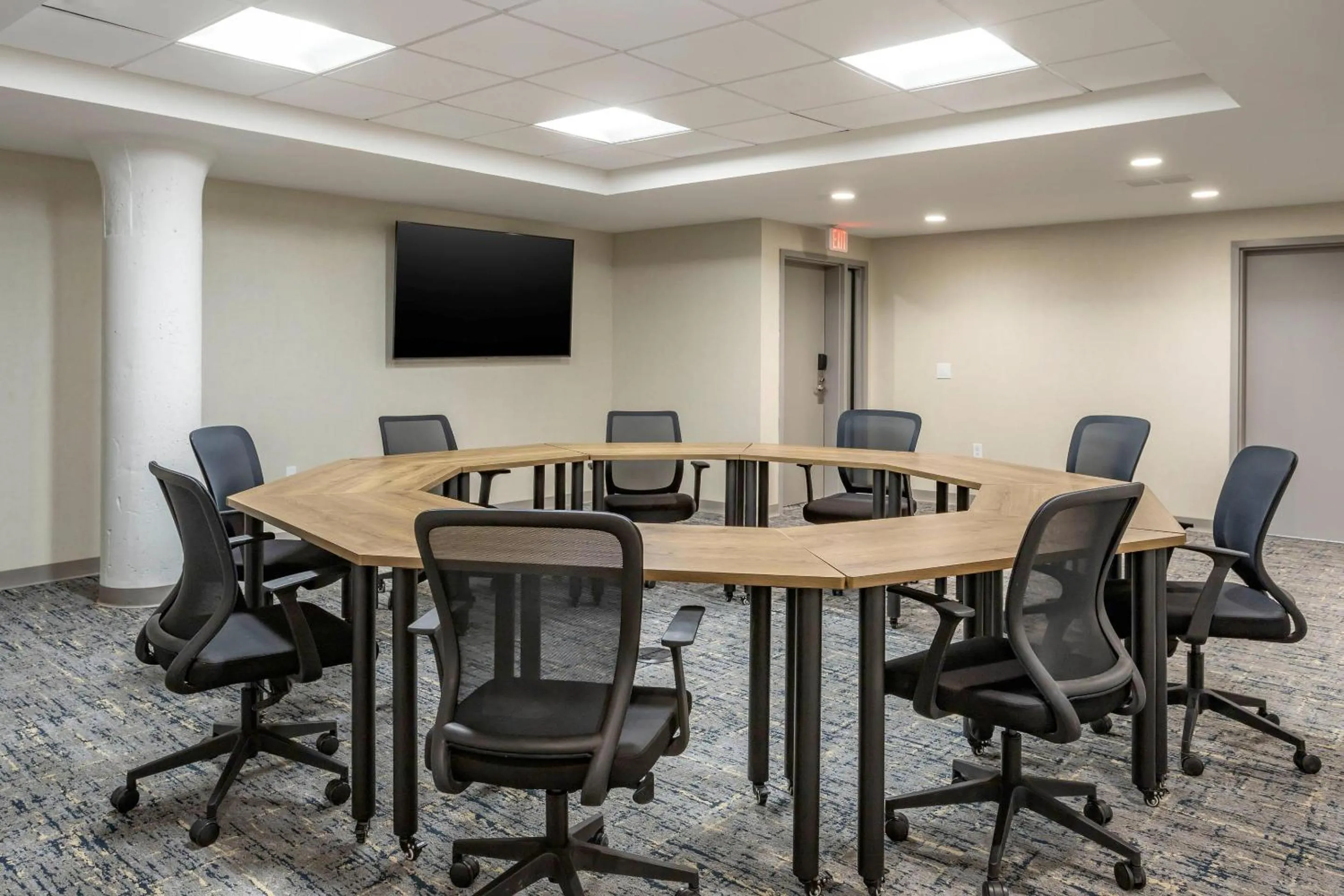 Meeting/conference room in Comfort Inn & Suites Newark Liberty International Airport