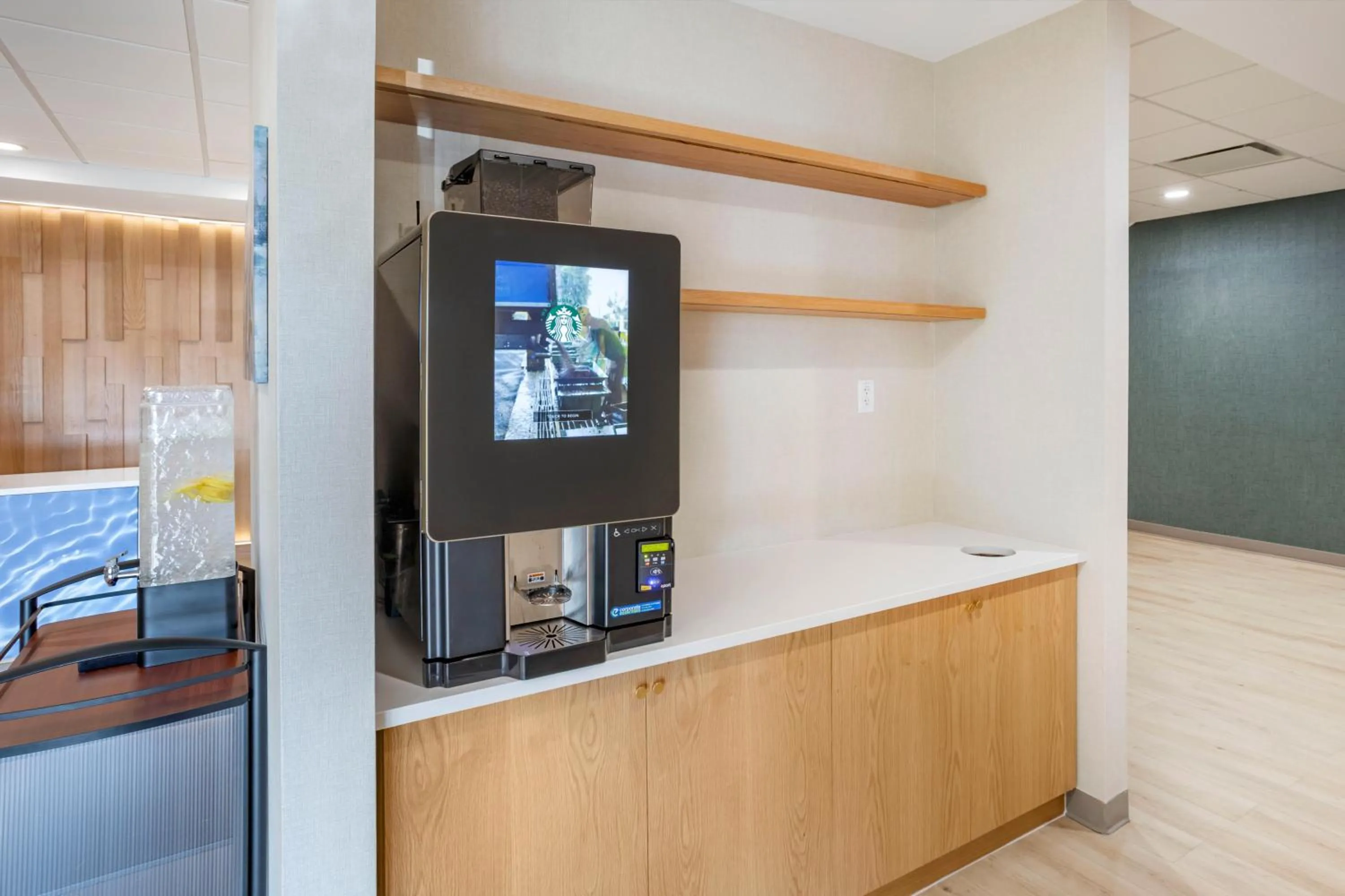 Coffee/tea facilities in Comfort Inn & Suites Newark Liberty International Airport