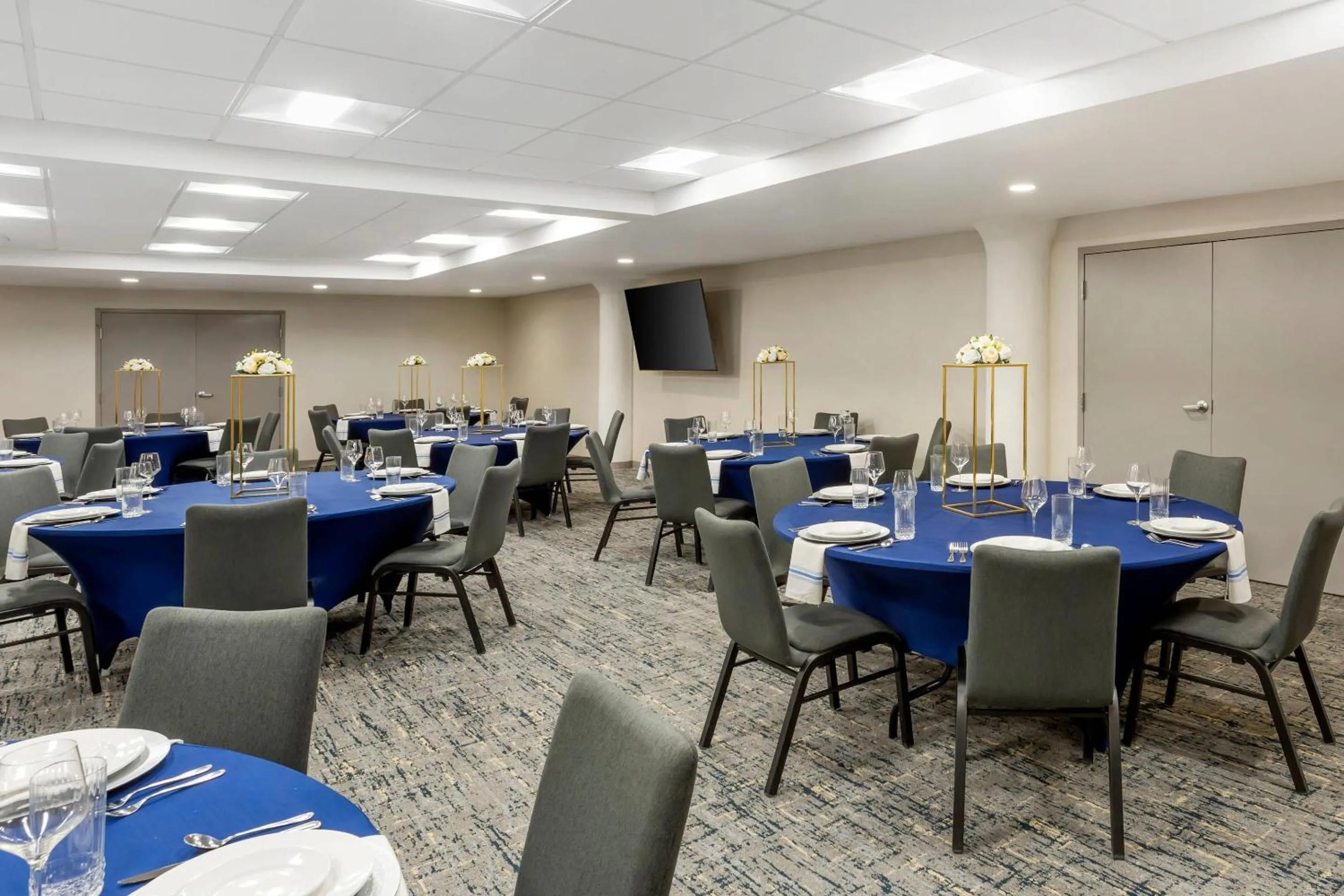 Meeting/conference room in Comfort Inn & Suites Newark Liberty International Airport