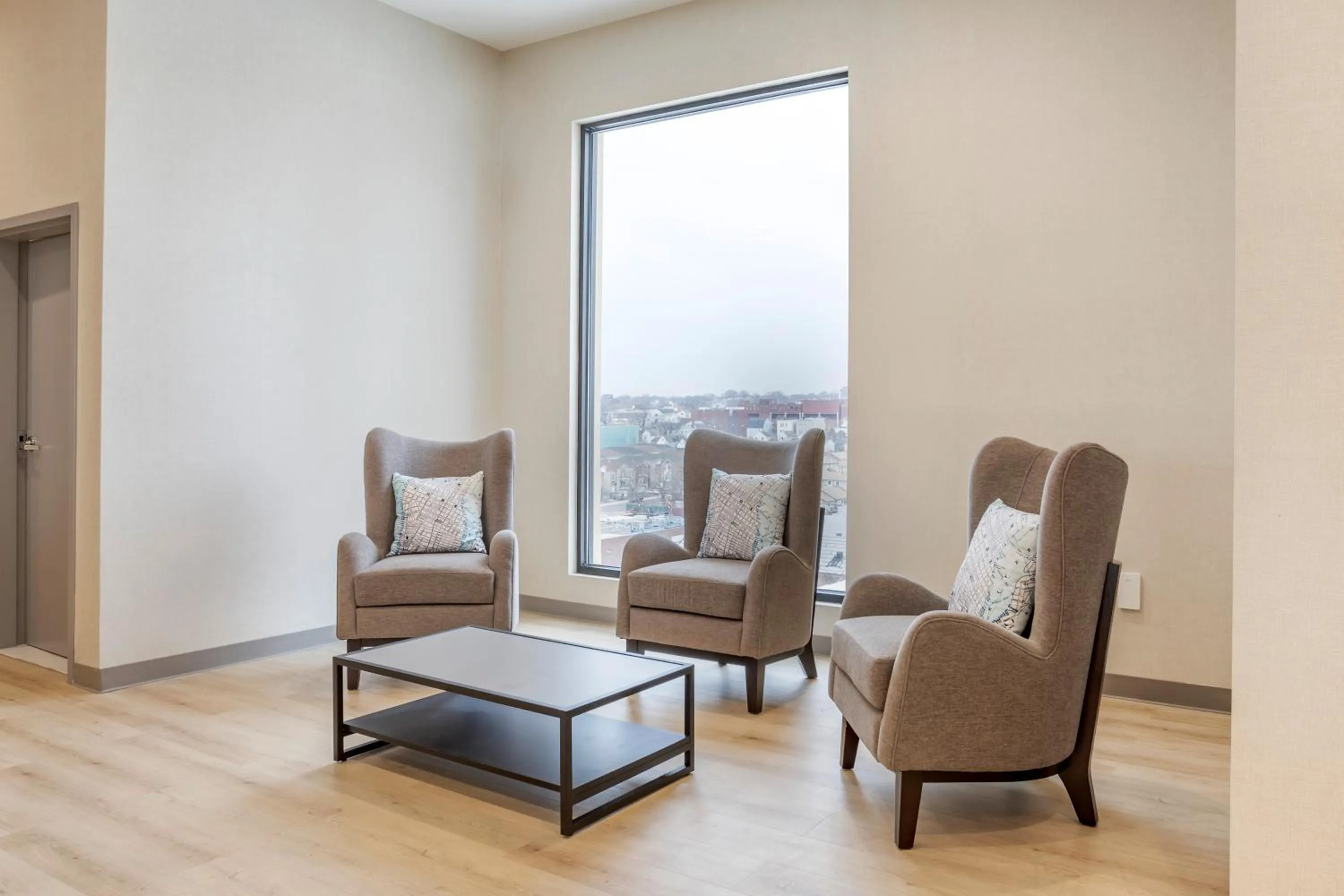 Seating area in Comfort Inn & Suites Newark Liberty International Airport