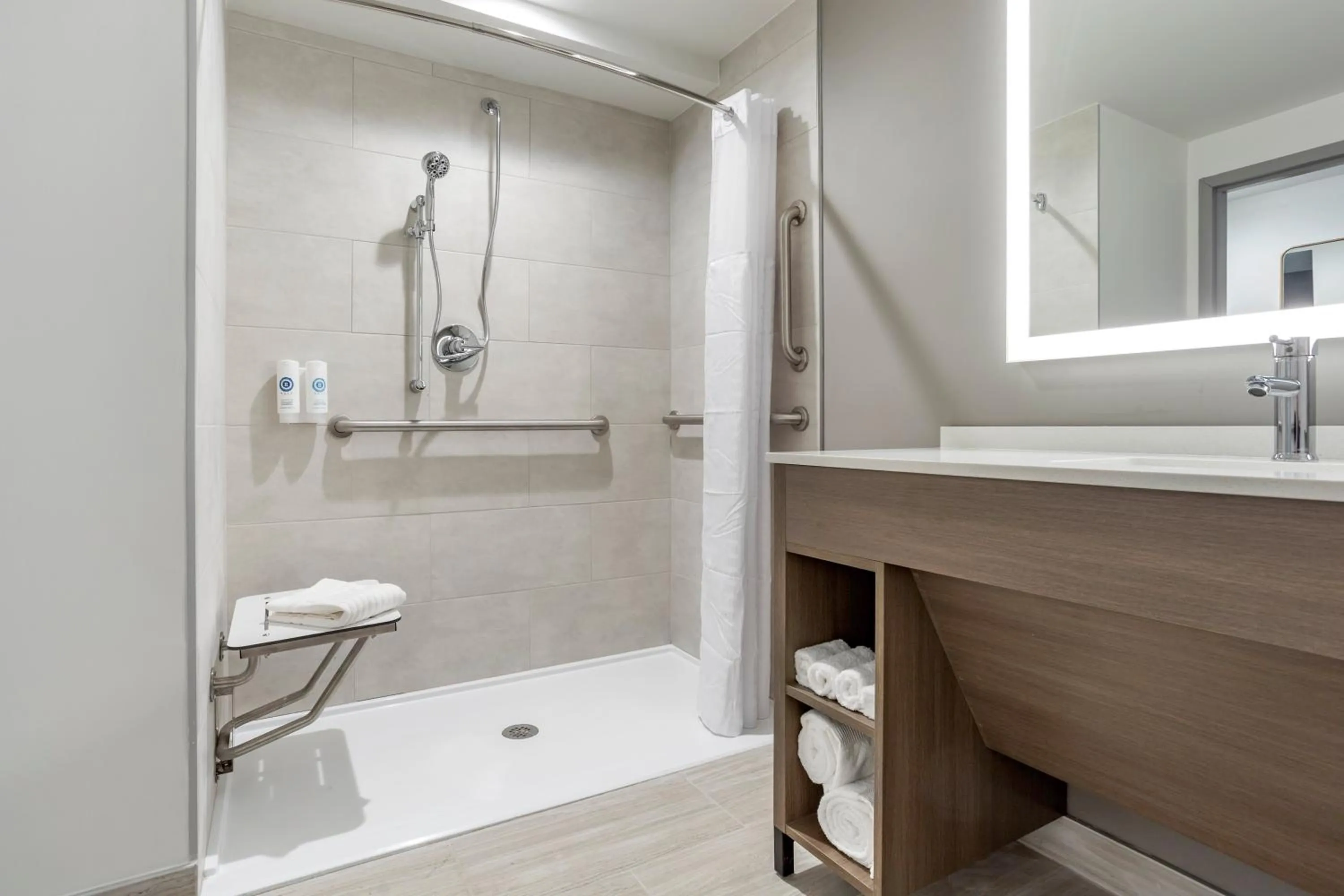 Shower in Comfort Inn & Suites Newark Liberty International Airport