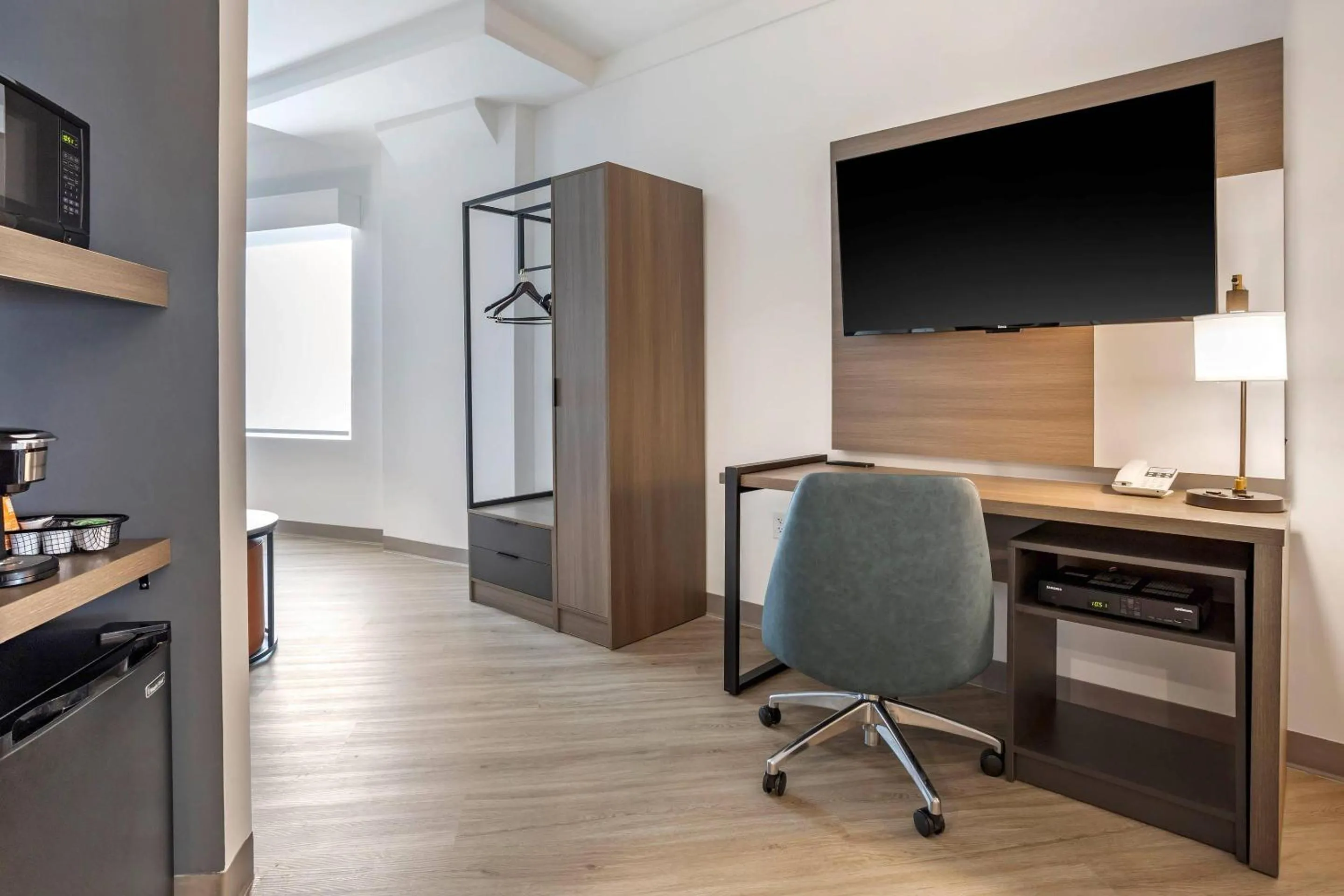 Bedroom in Comfort Inn & Suites Newark Liberty International Airport