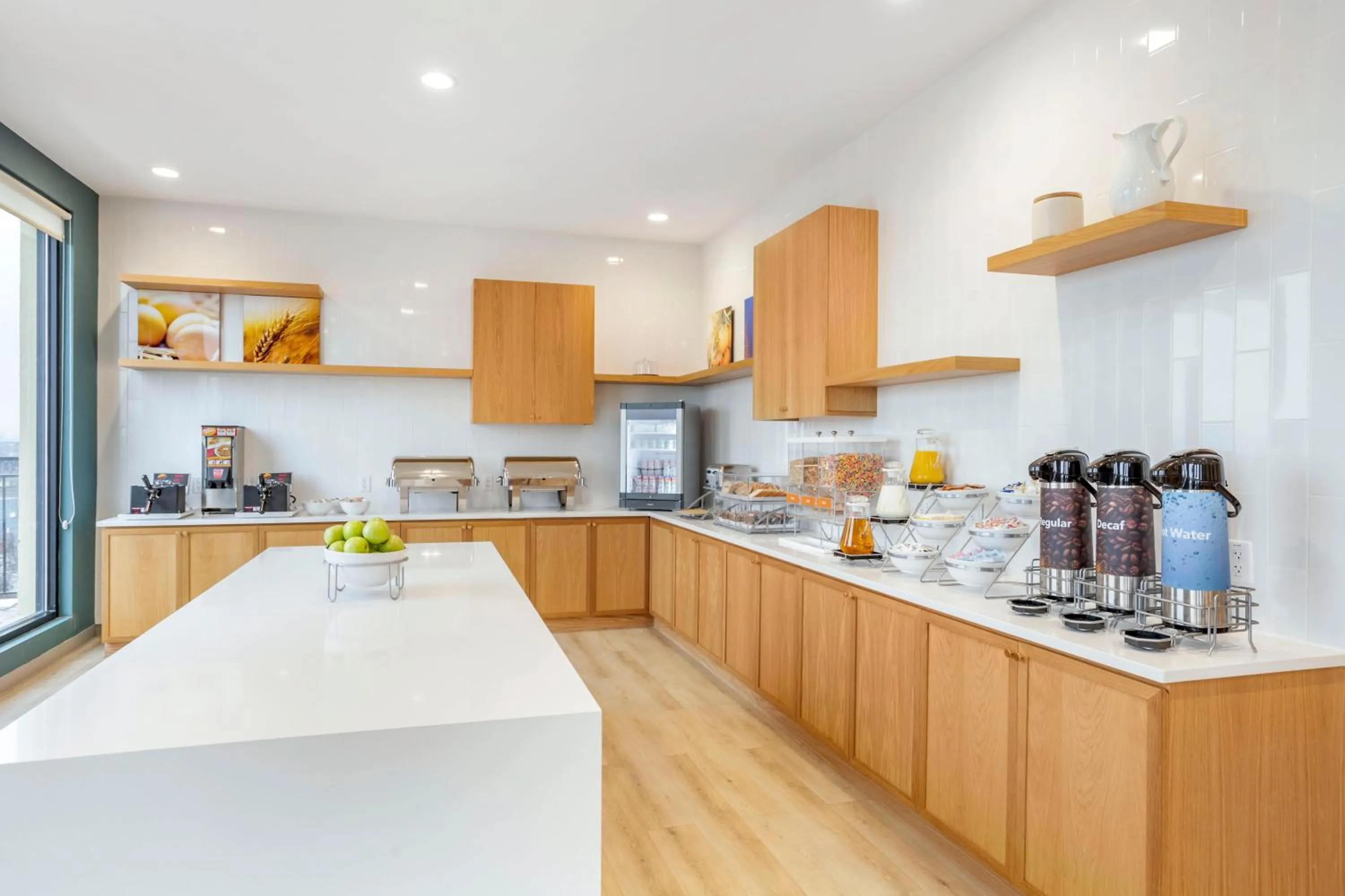 Food and drinks in Comfort Inn & Suites Newark Liberty International Airport