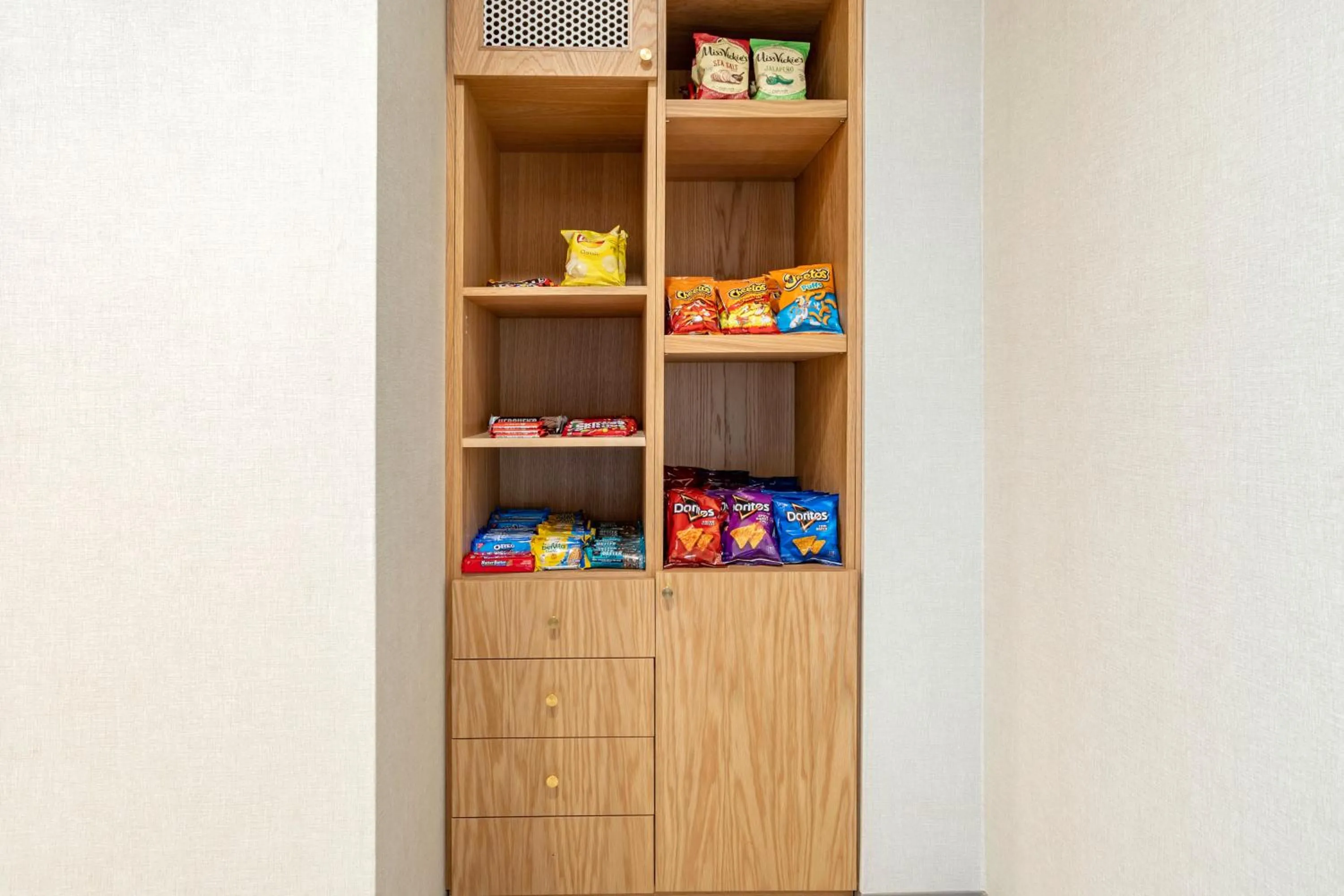 Food and drinks in Comfort Inn & Suites Newark Liberty International Airport