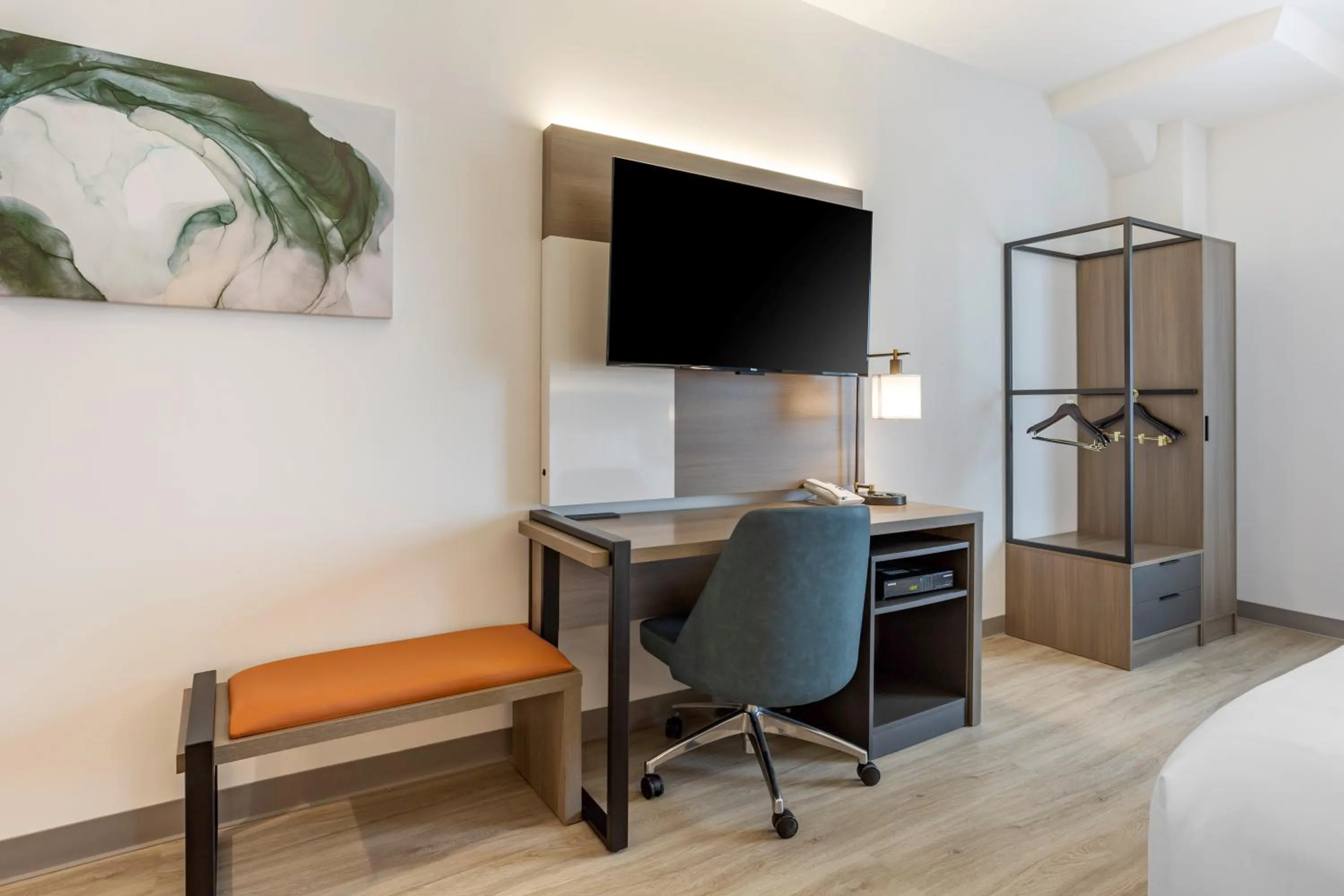 TV and multimedia, Bed in Comfort Inn & Suites Newark Liberty International Airport