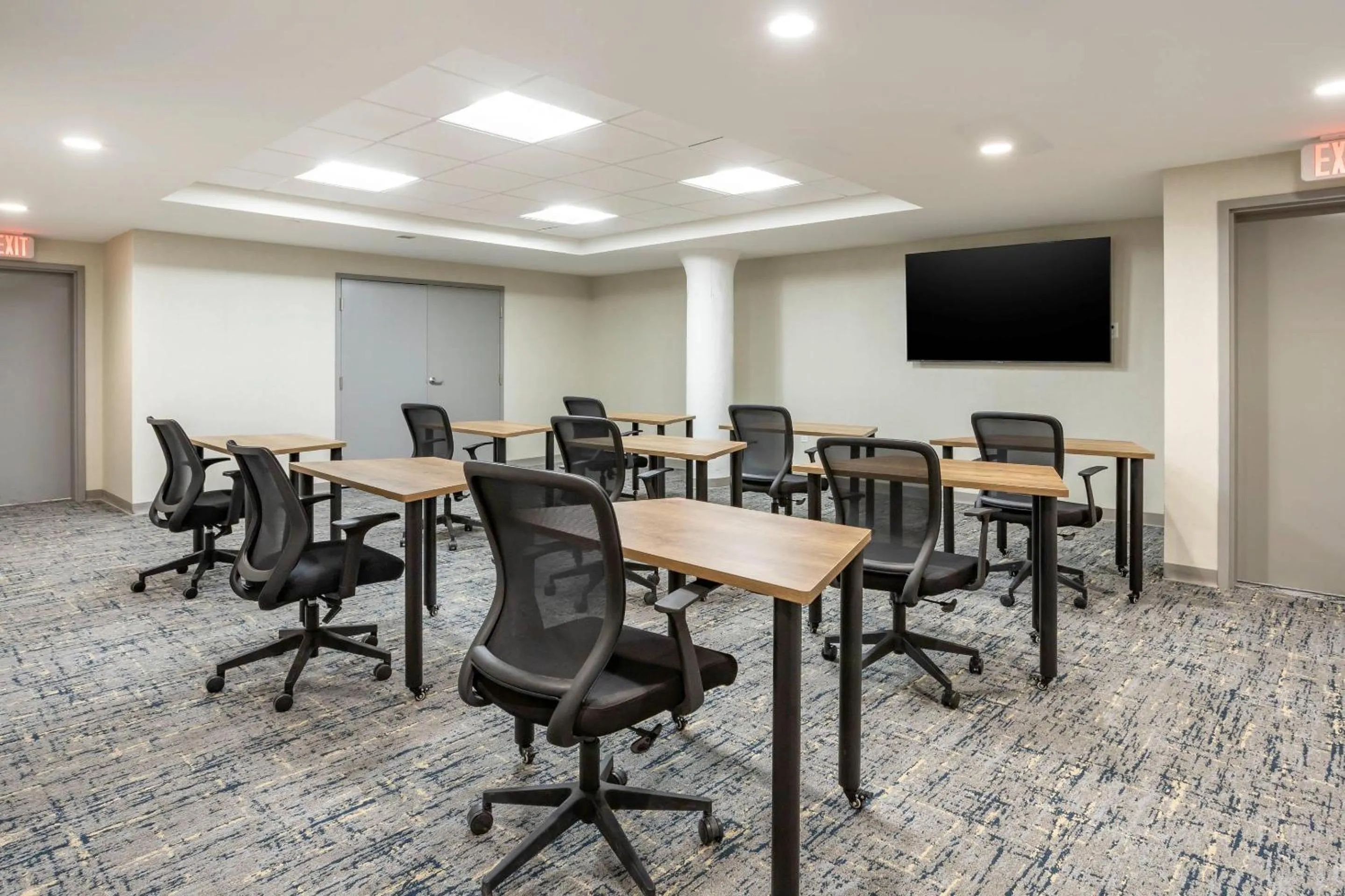 Meeting/conference room in Comfort Inn & Suites Newark Liberty International Airport