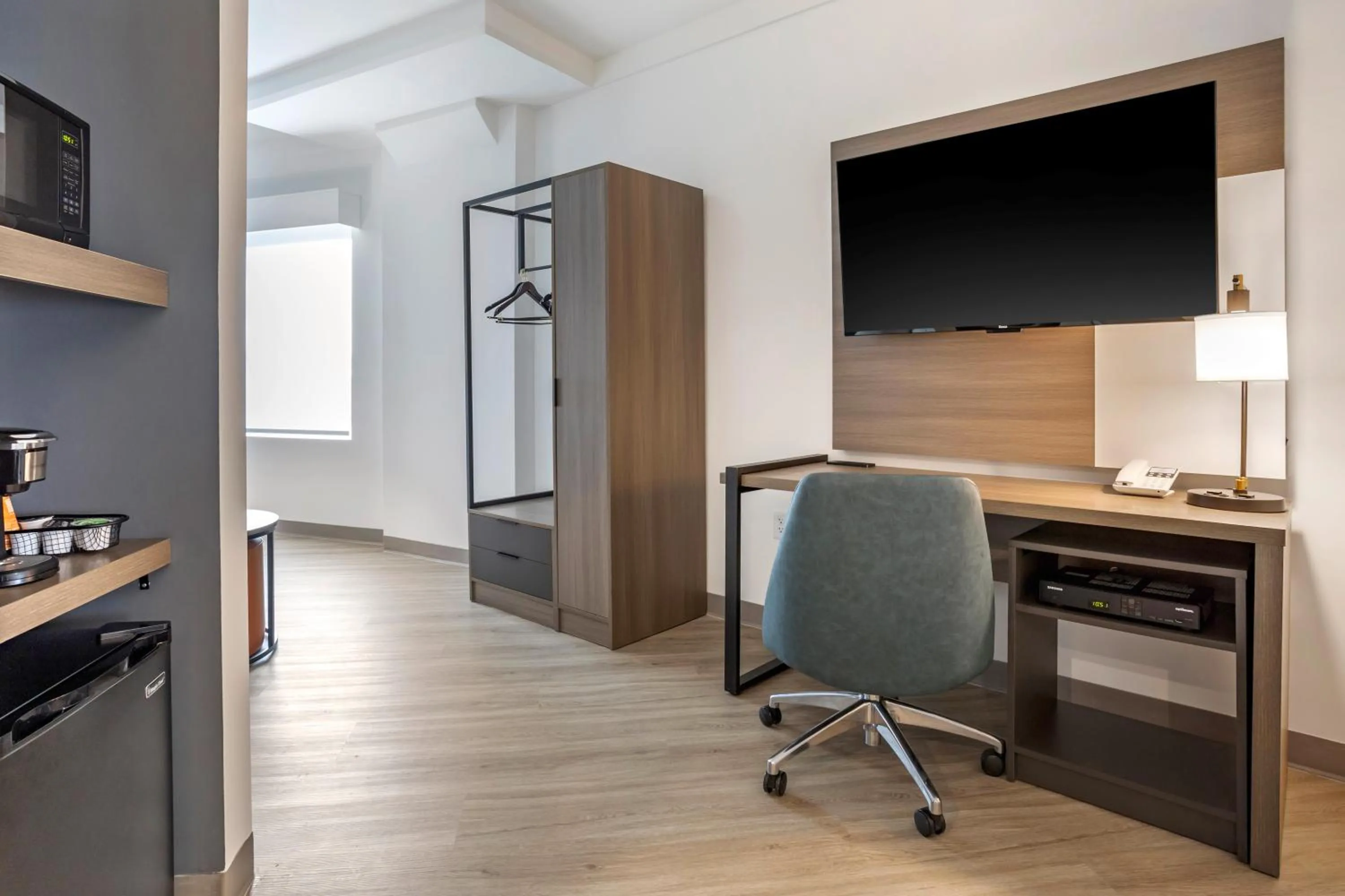 TV and multimedia in Comfort Inn & Suites Newark Liberty International Airport