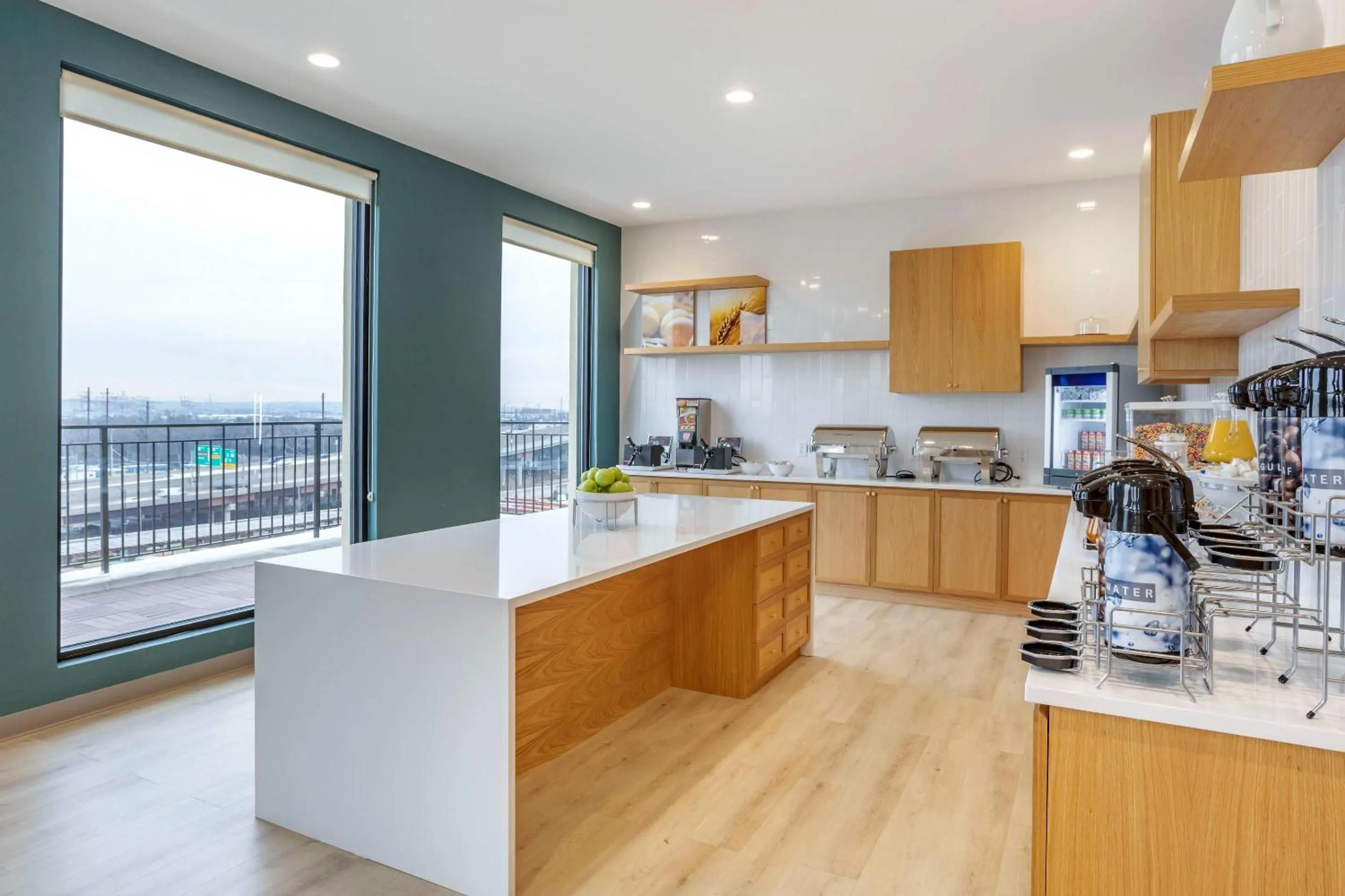 Breakfast in Comfort Inn & Suites Newark Liberty International Airport