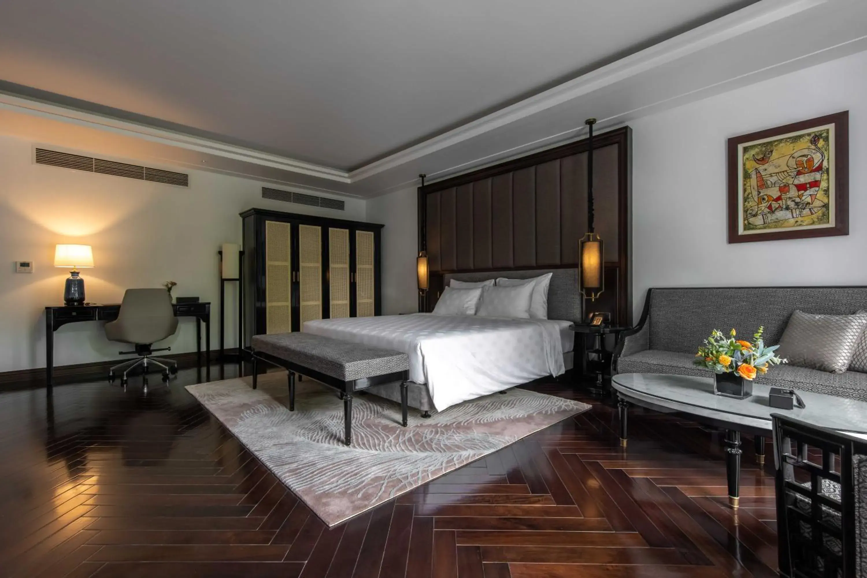 Executive Suite in Elegant Mansion 88 Executive Suite in Elegant Mansion 88