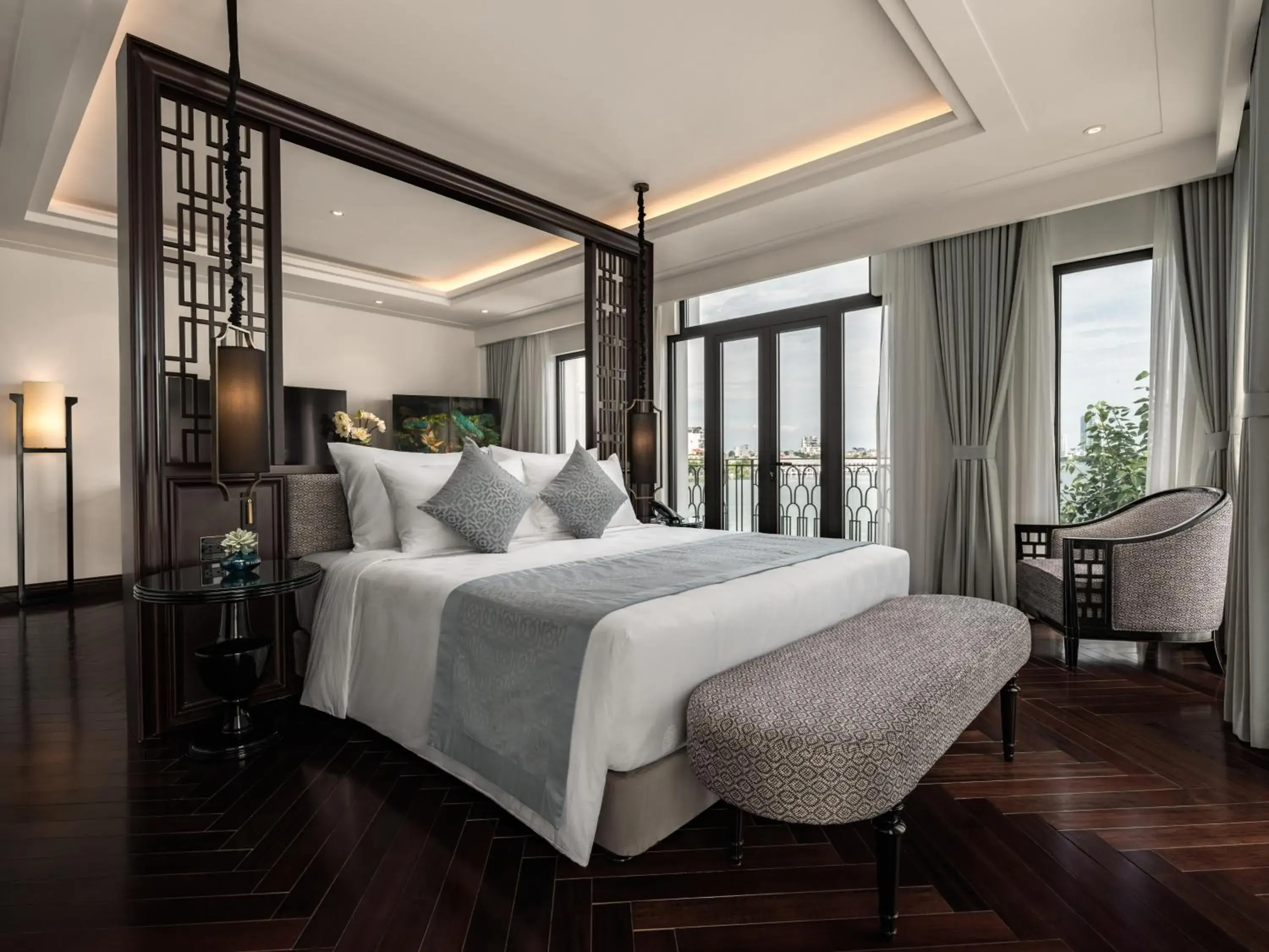 Lake Front Corner Suite in Elegant Mansion 88 Lake Front Corner Suite in Elegant Mansion 88