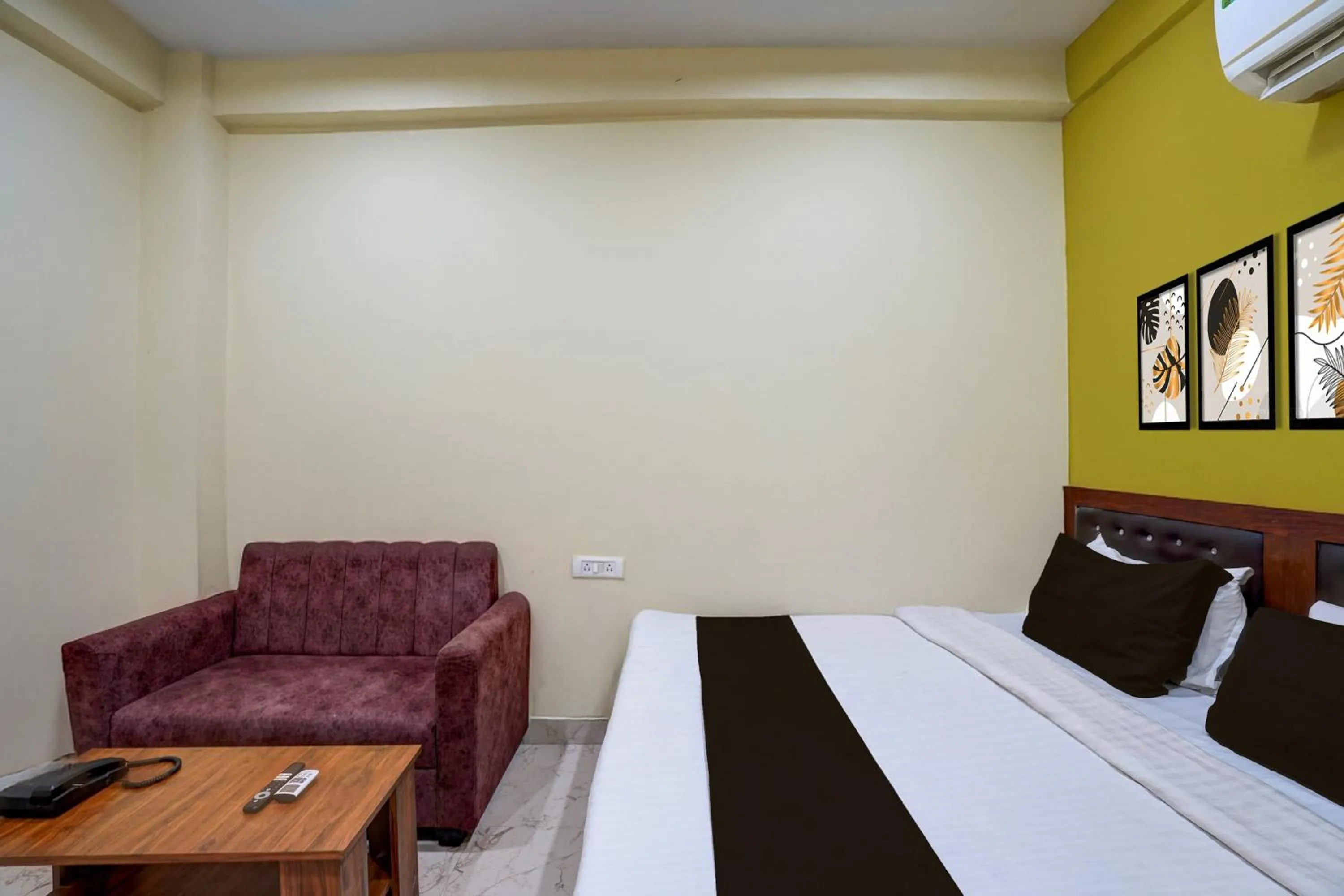 Bedroom, Bed in Super Hotel O Samne Ghat