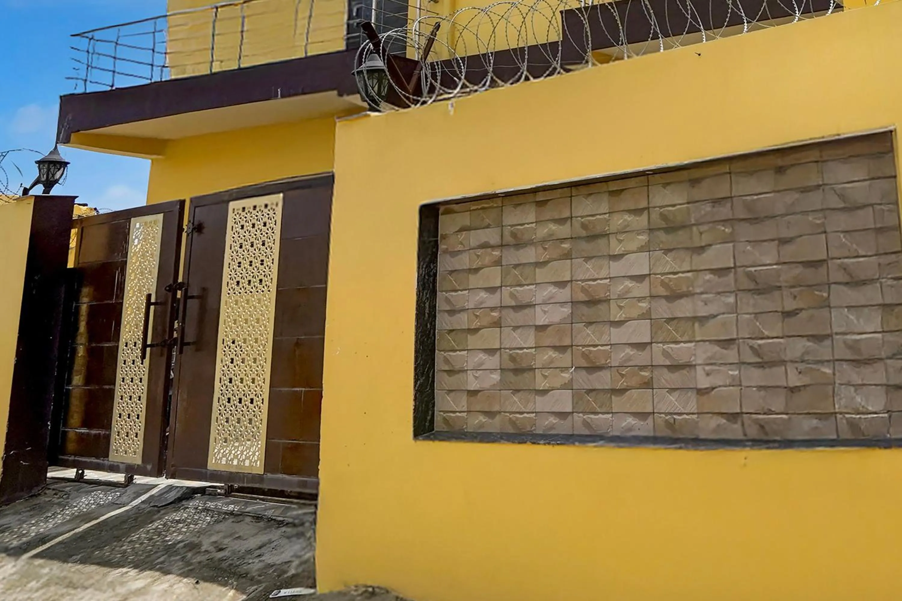 Facade/entrance in Super Hotel O Samne Ghat