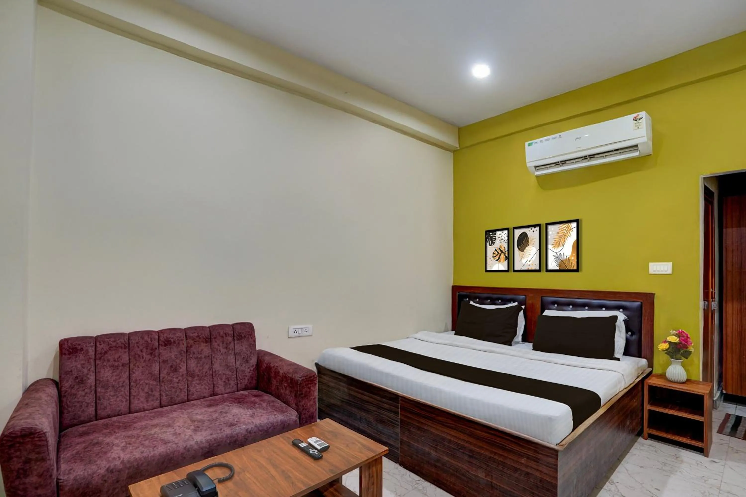 Bedroom, Bed in Super Hotel O Samne Ghat