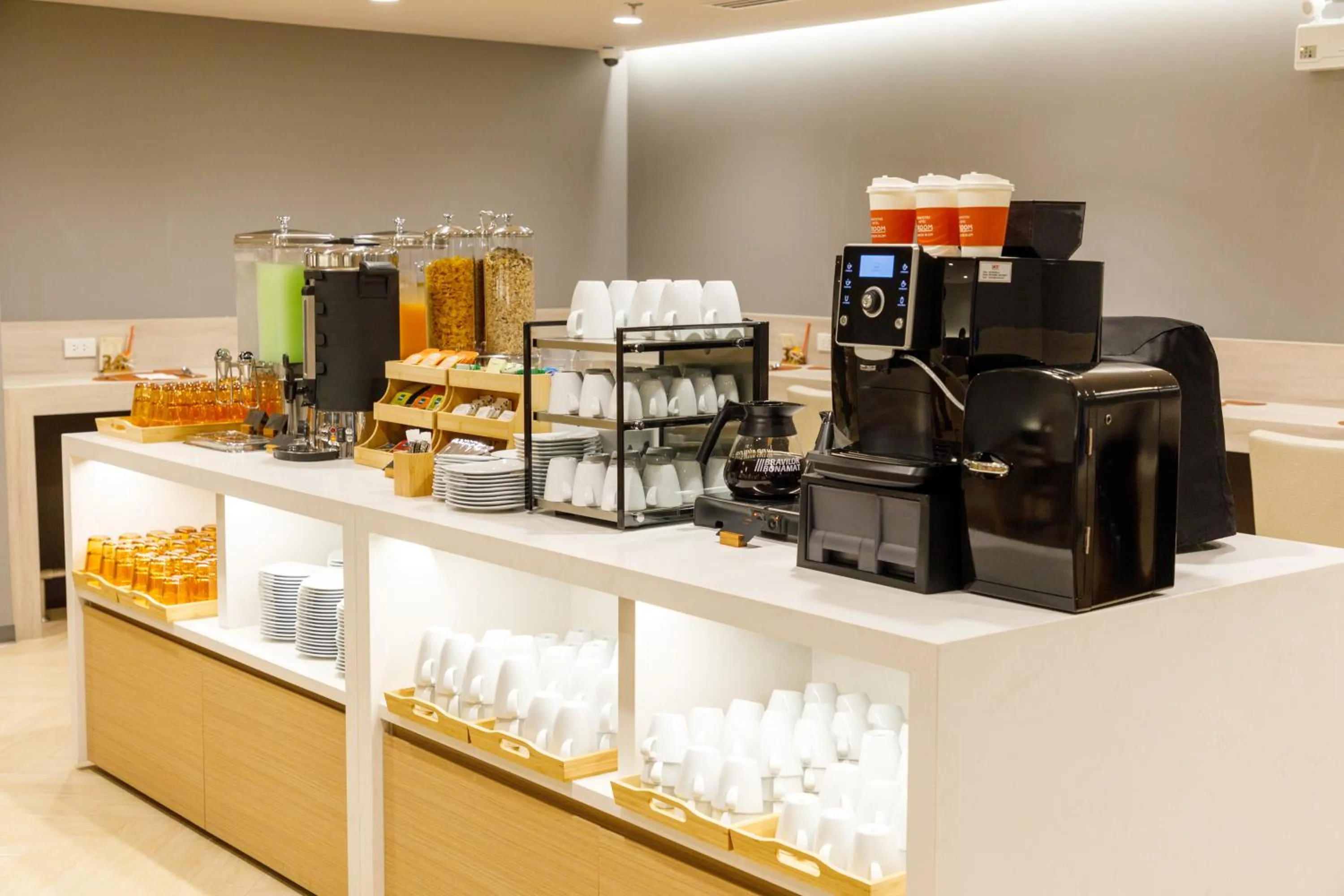 Restaurant/places to eat in Nishitetsu Hotel Croom Bangkok Silom