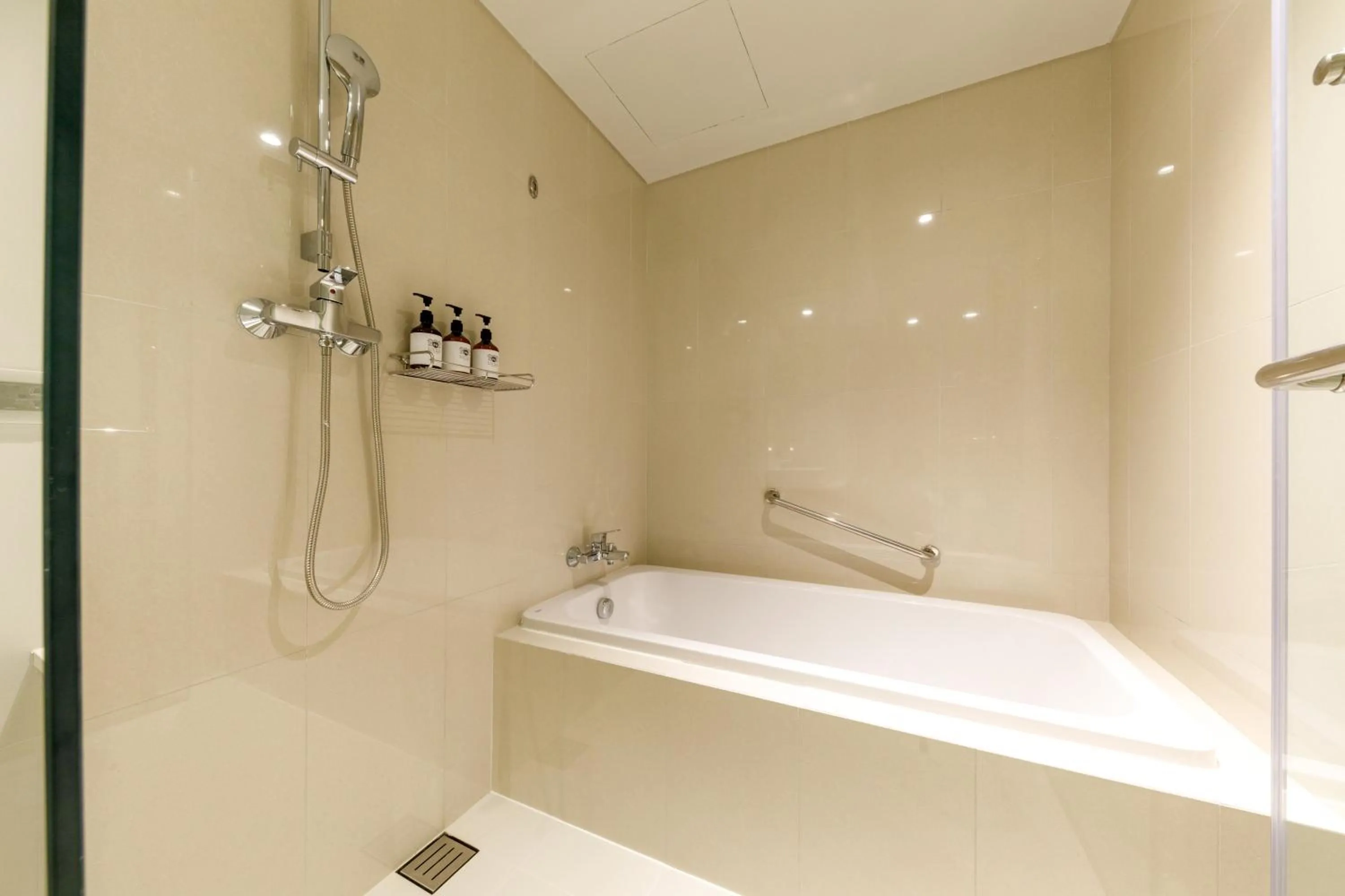 Bath in Nishitetsu Hotel Croom Bangkok Silom