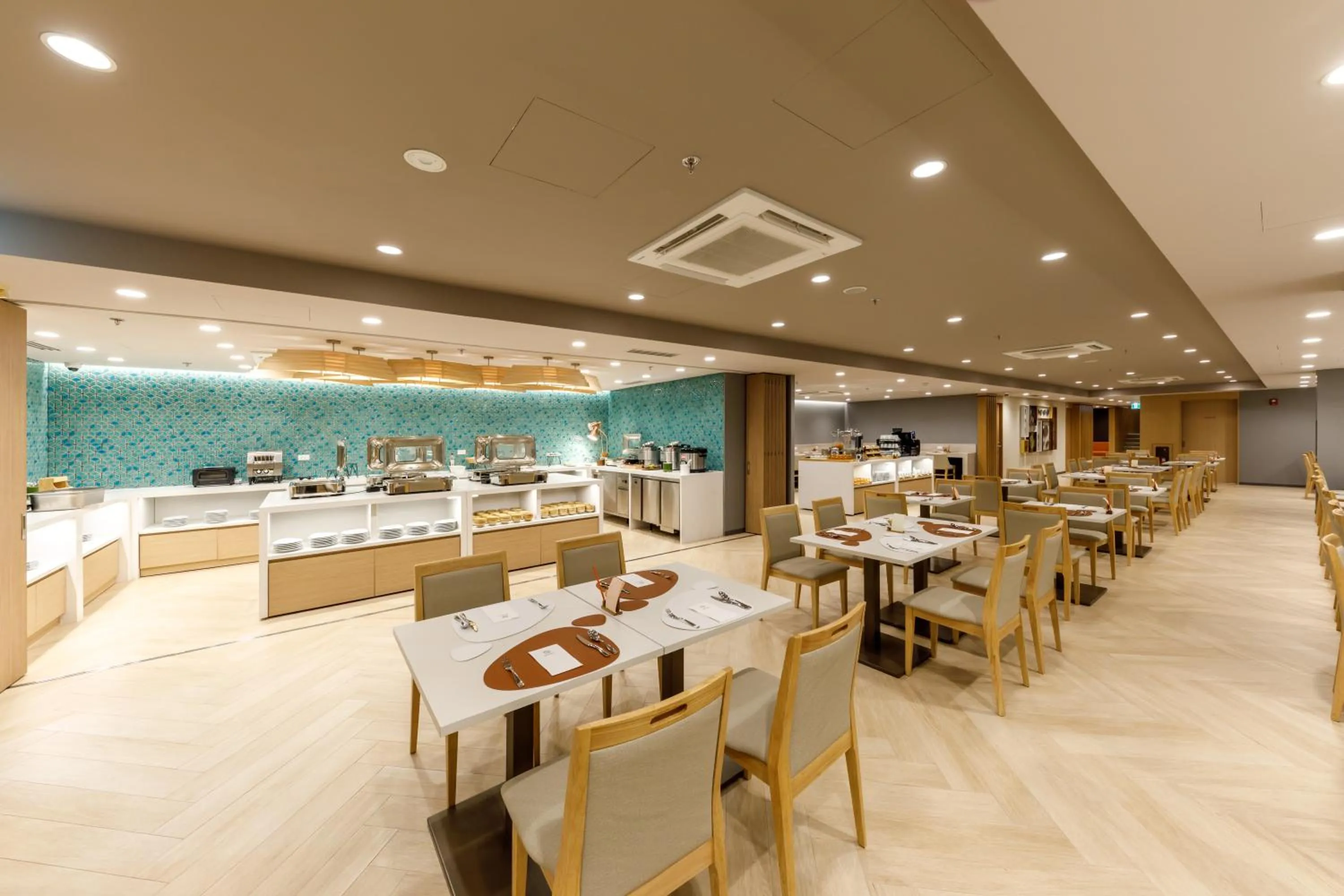 Restaurant/places to eat in Nishitetsu Hotel Croom Bangkok Silom