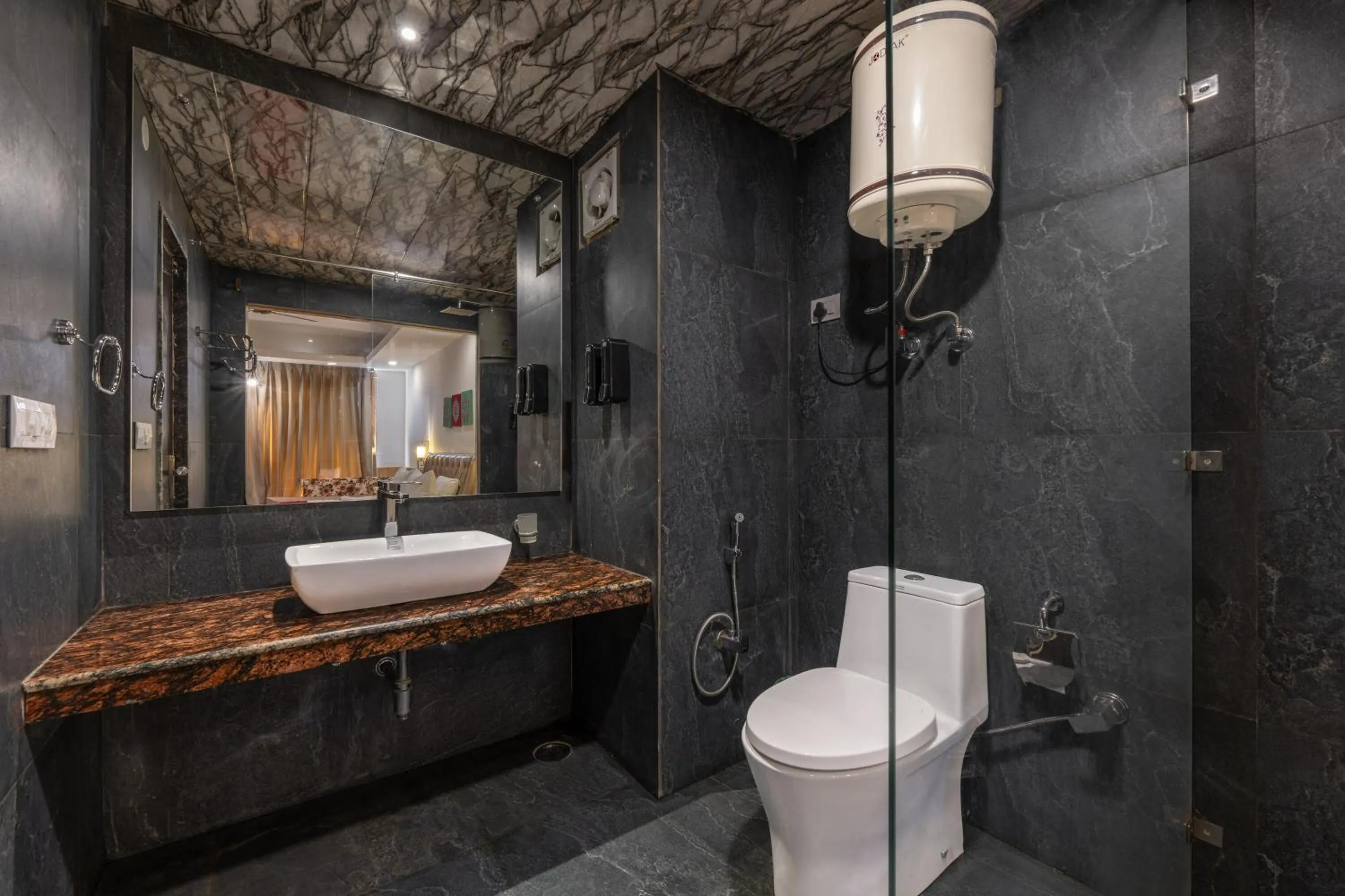 Shower in Echor Himalayan Heights Resorts & Spa Manali