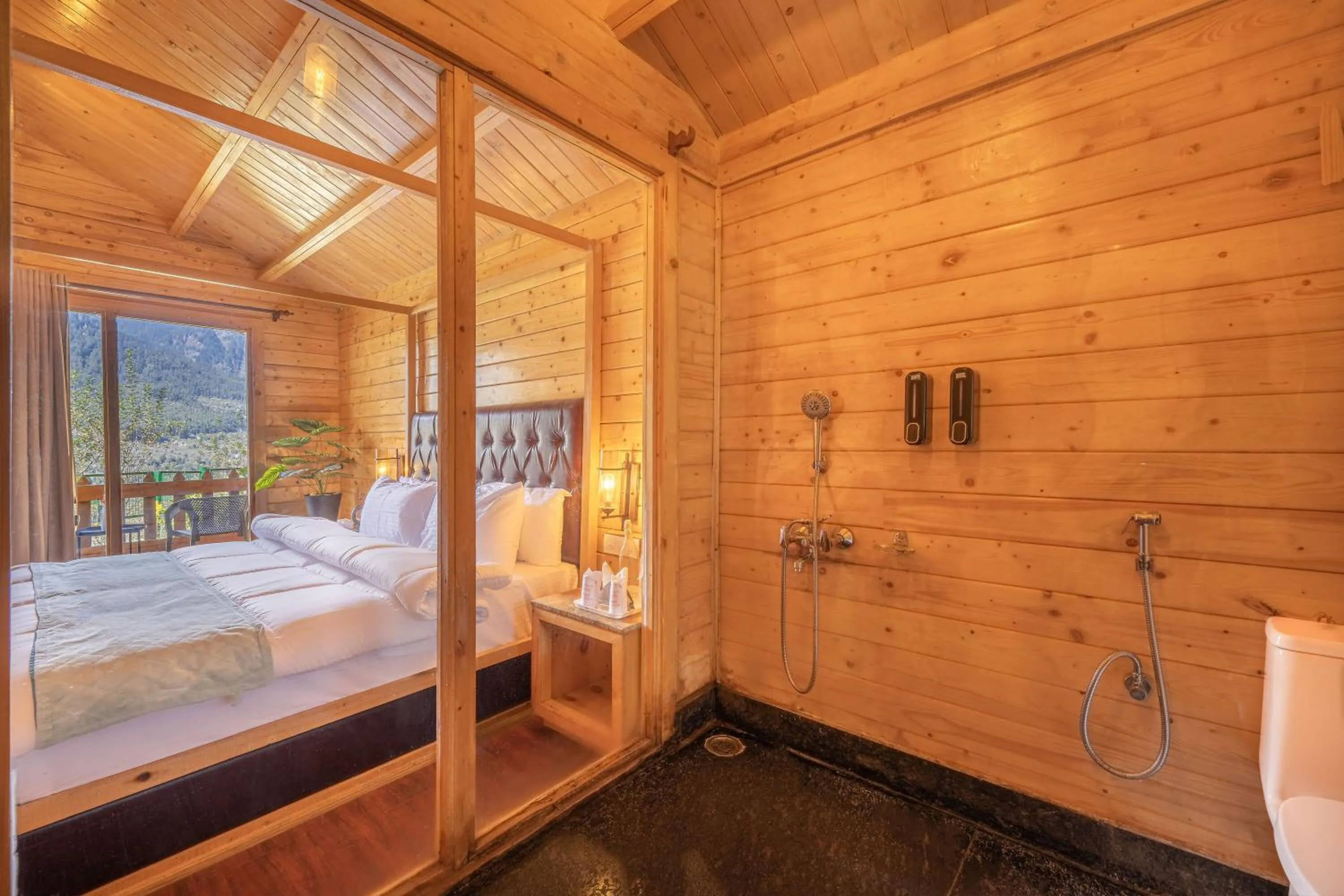 Bathroom, Bed in Echor Himalayan Heights Resorts & Spa Manali