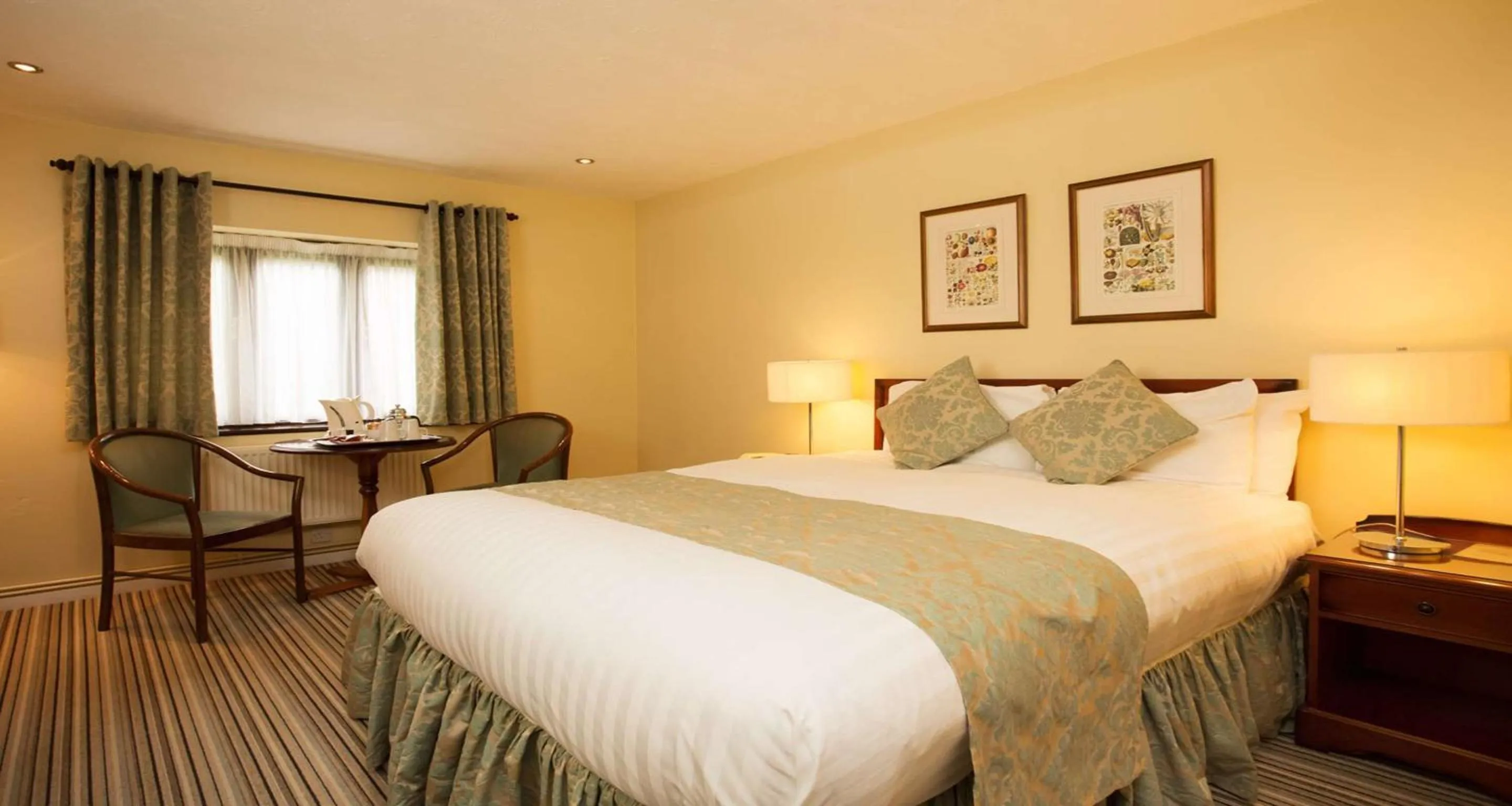 Property building, Bed in Best Western PLUS Grim's Dyke Hotel