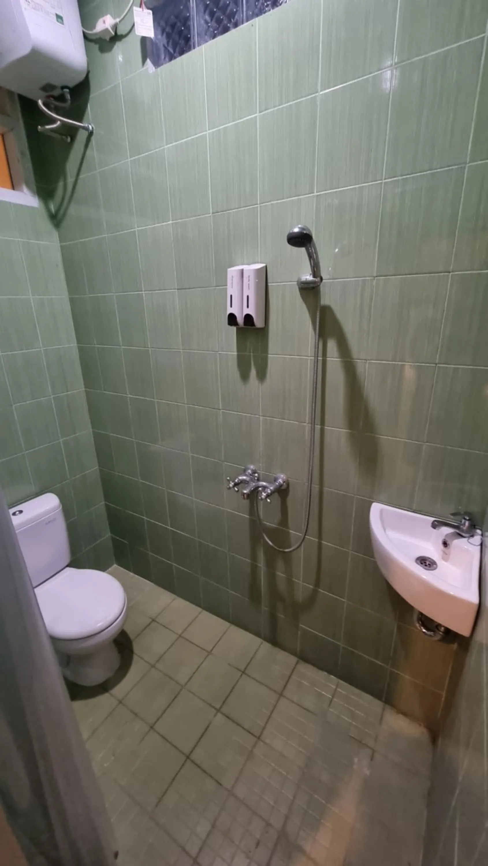 Shower in Sukun Boutique Hotel Cilacap Managed by GHM