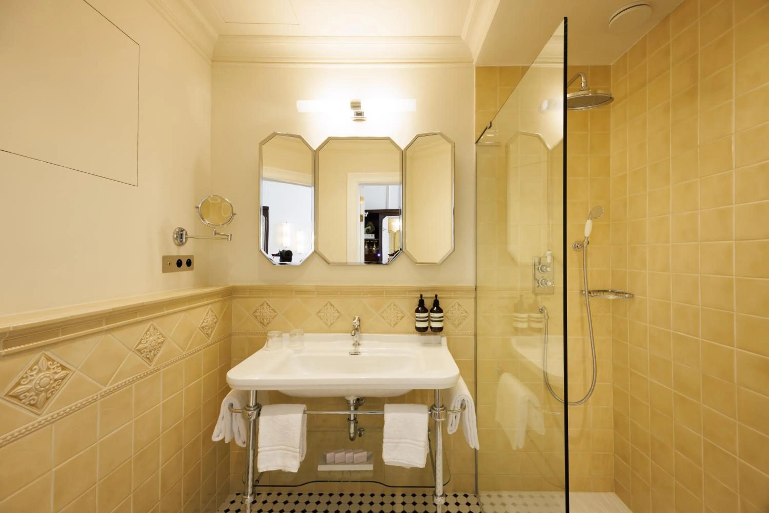 Shower in Hotel Fleur de Ville