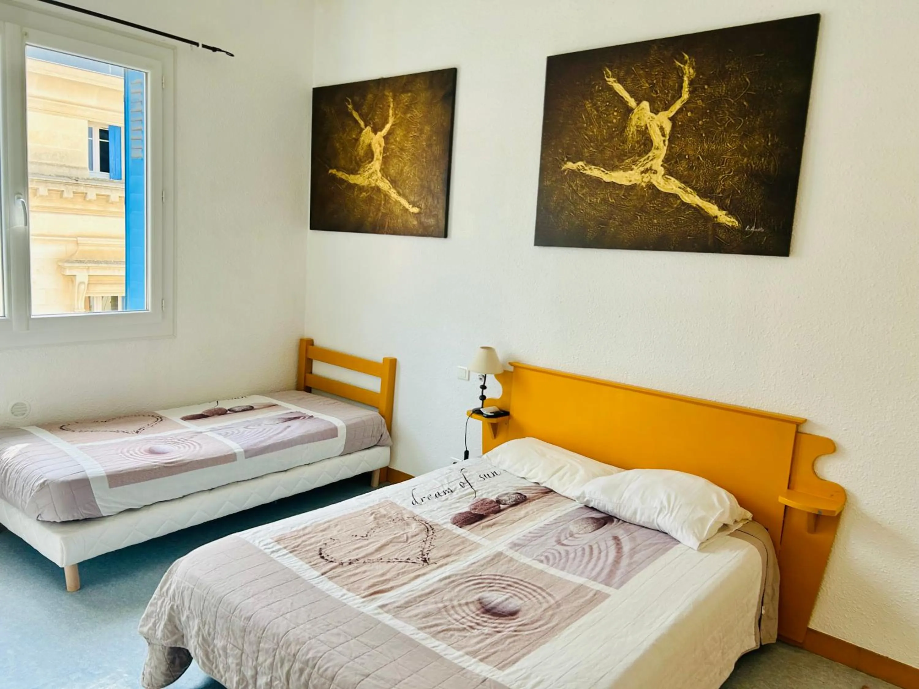 Bed in Hôtel L'Acropole