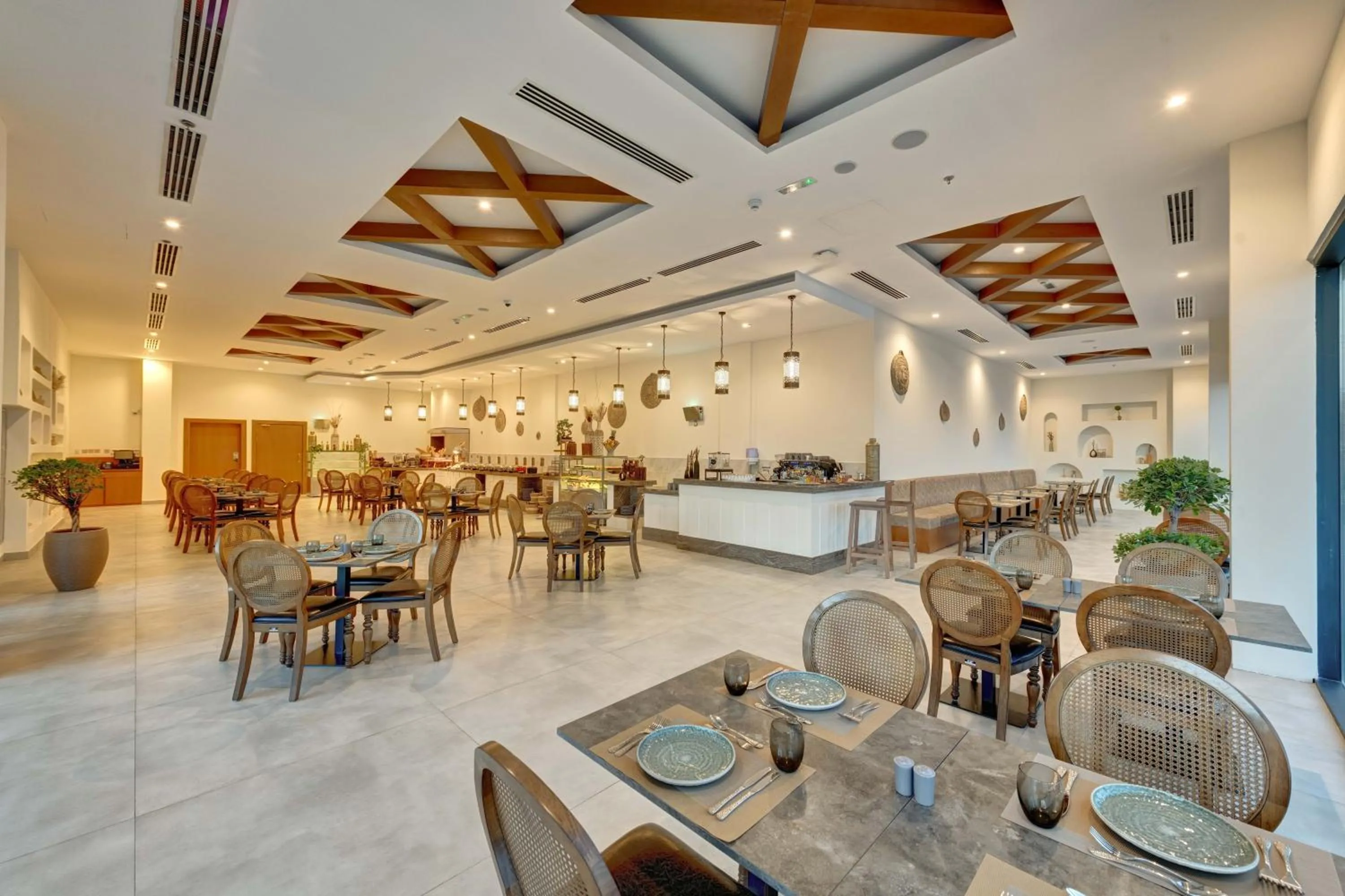 Restaurant/places to eat in Western Hotel Liwa
