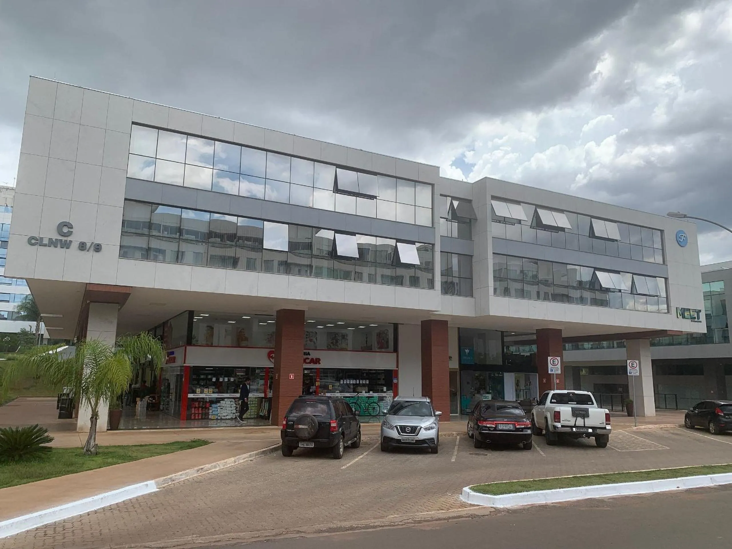 Facade/entrance in Flat Noroeste Meet by CentoEdez