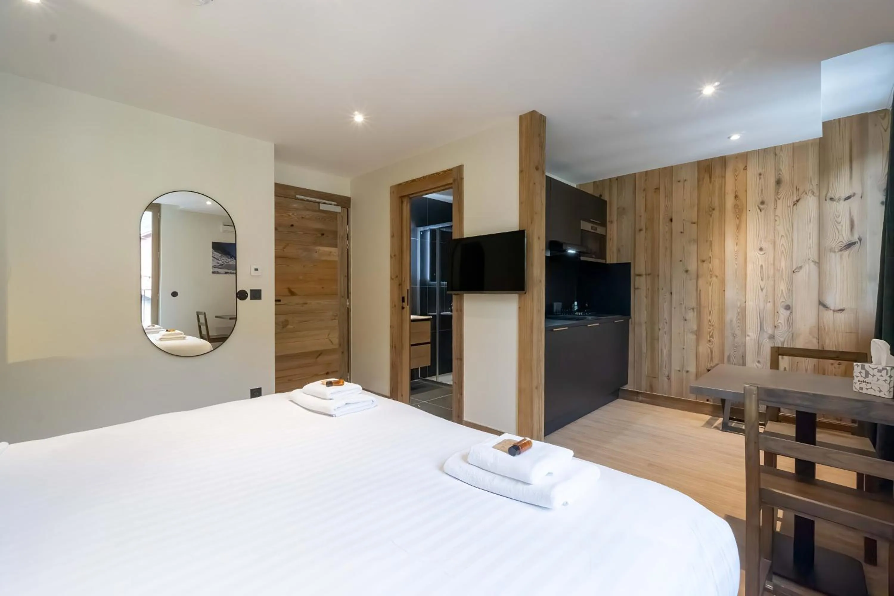 Photo of the whole room, Bed in Hostellerie du Petit Saint Bernard