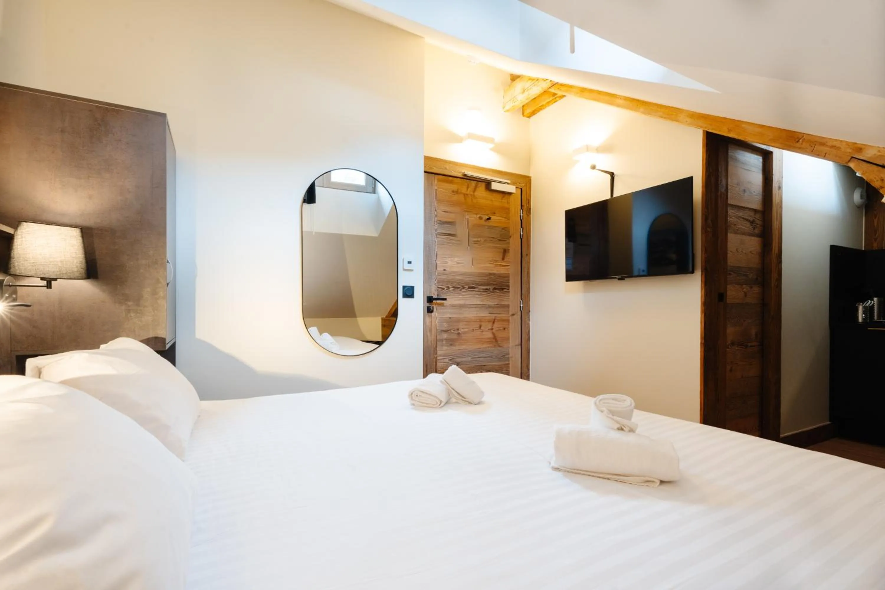 Photo of the whole room, Bed in Hostellerie du Petit Saint Bernard