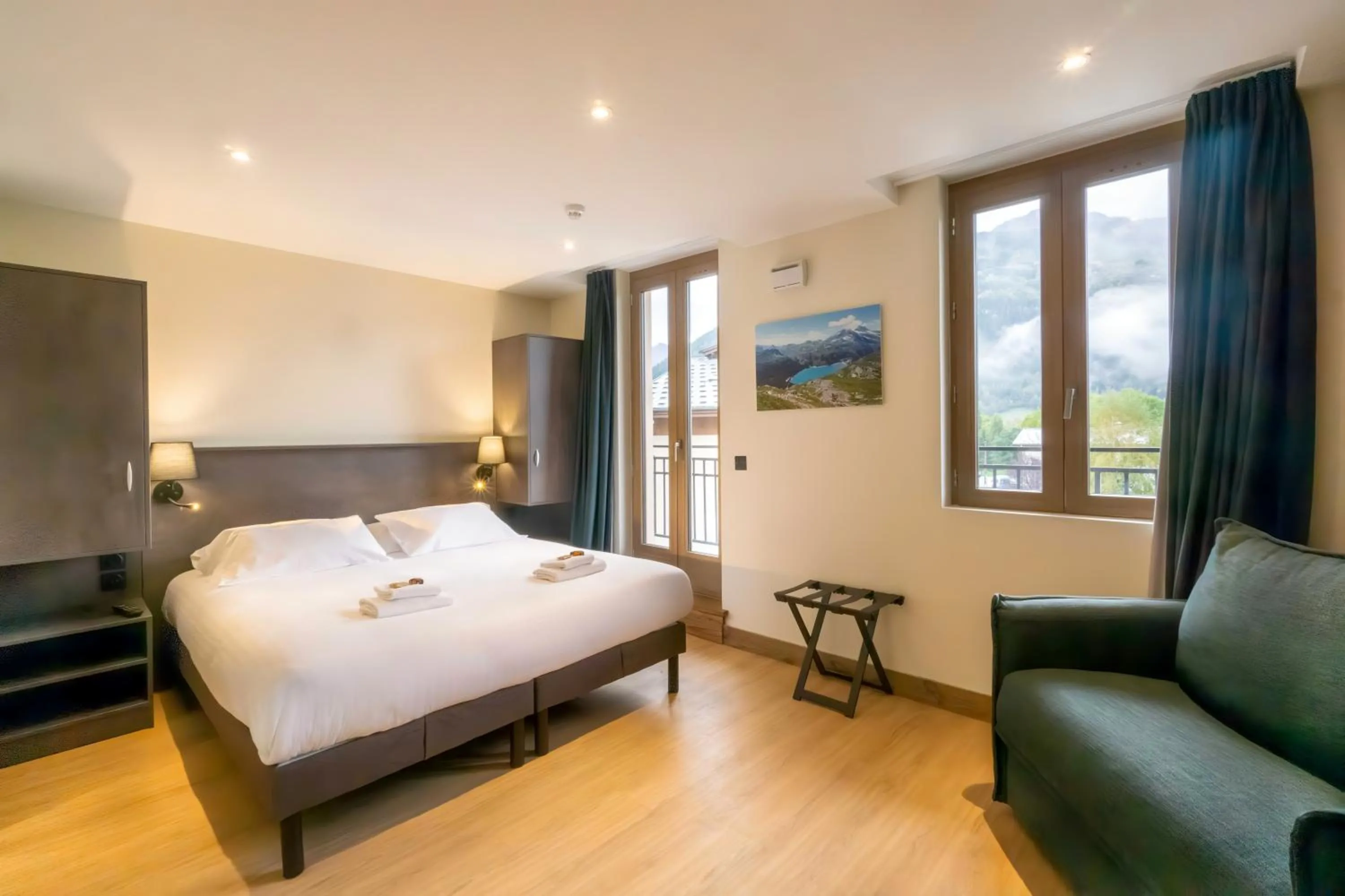 Photo of the whole room, Bed in Hostellerie du Petit Saint Bernard