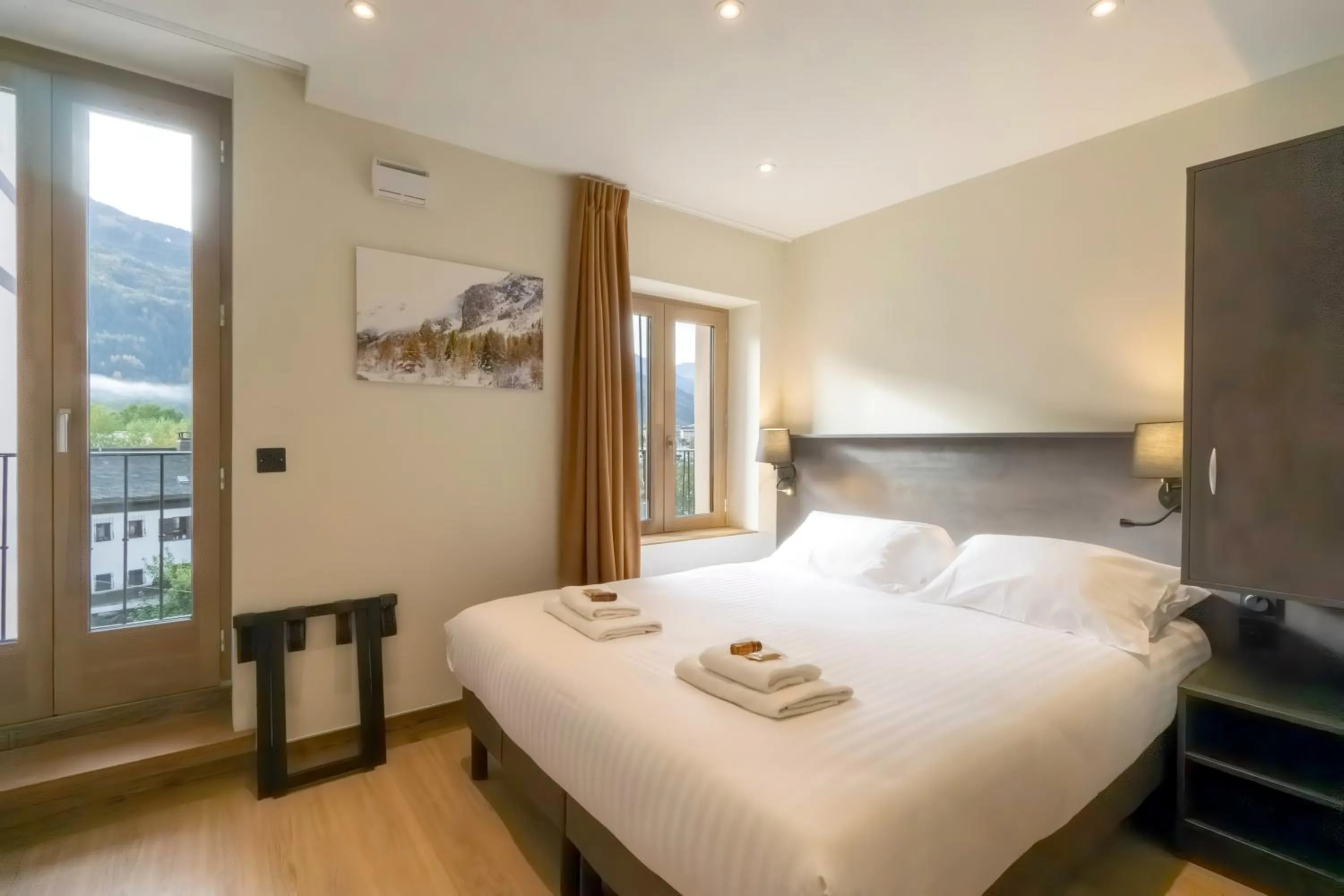 Photo of the whole room, Bed in Hostellerie du Petit Saint Bernard