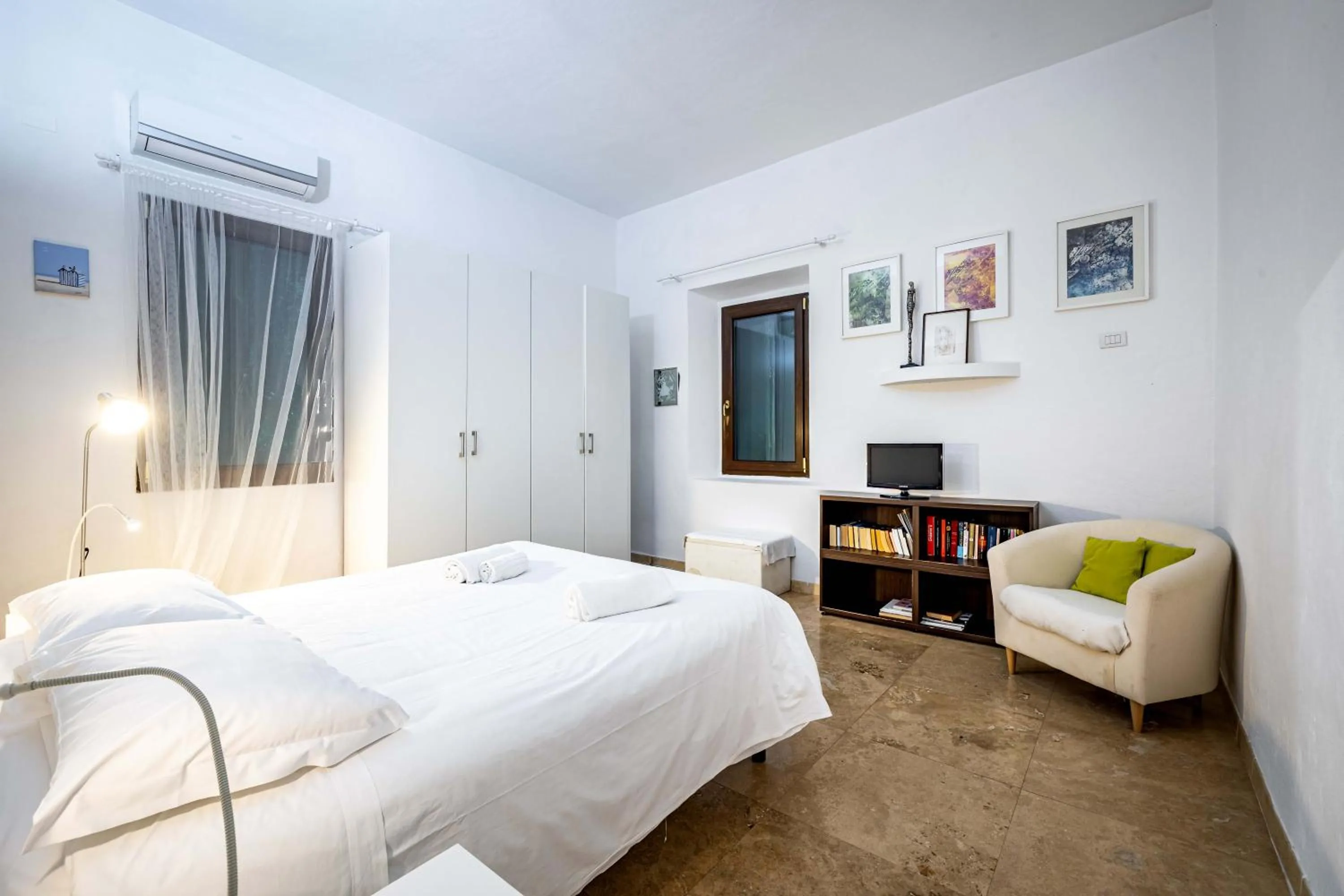 Photo of the whole room, Bed in Roommo San Iacopino