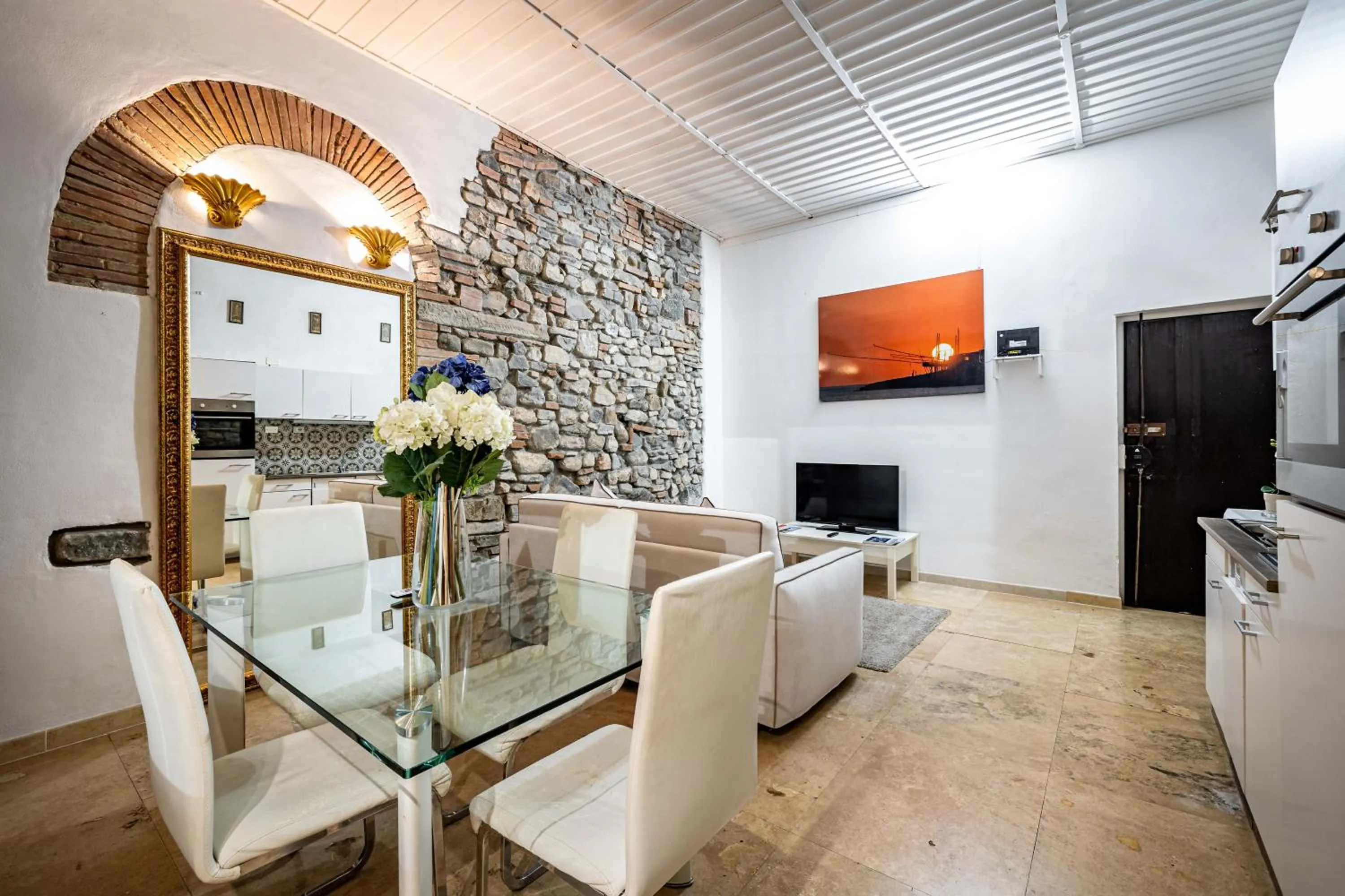 Dining area in Roommo San Iacopino