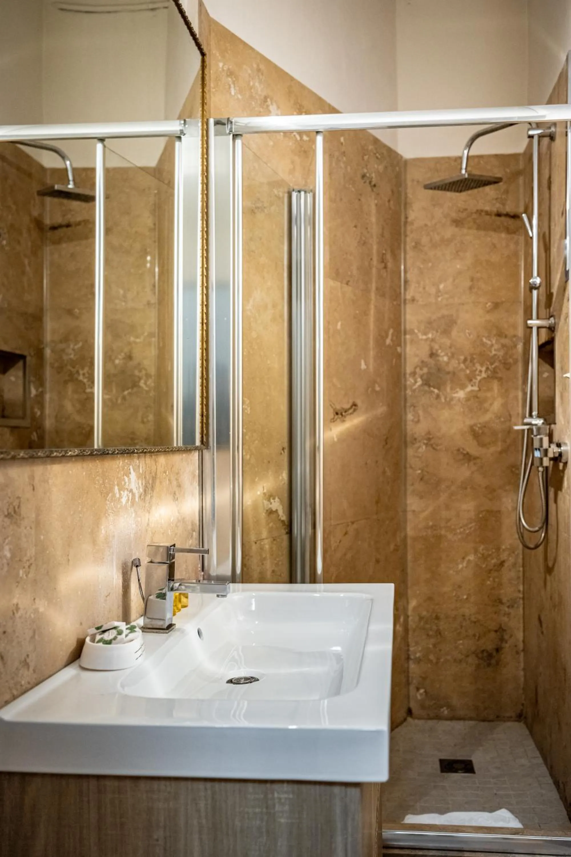 Shower in Roommo San Iacopino