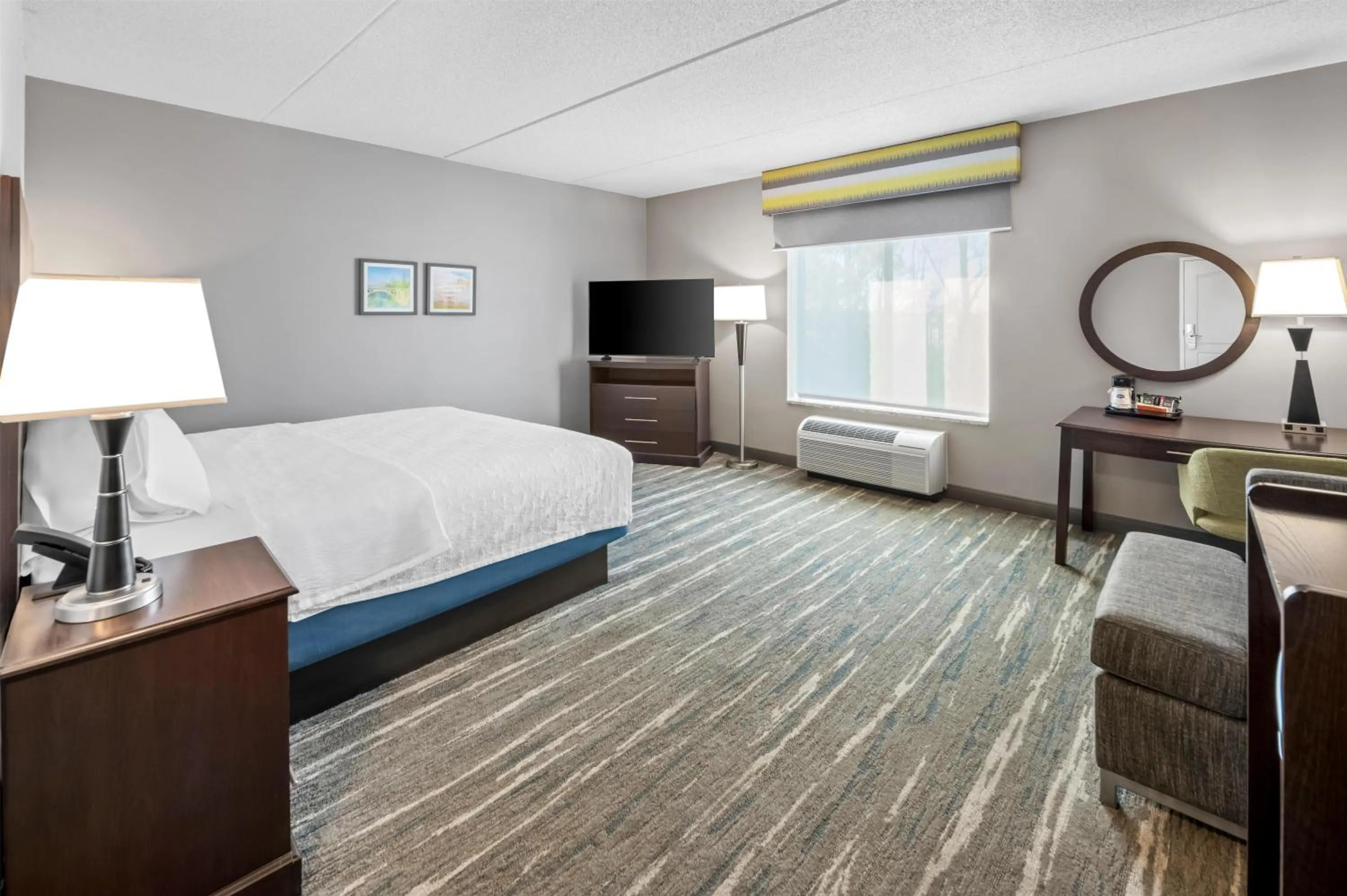 Bed in Hampton Inn and Suites Camp Springs