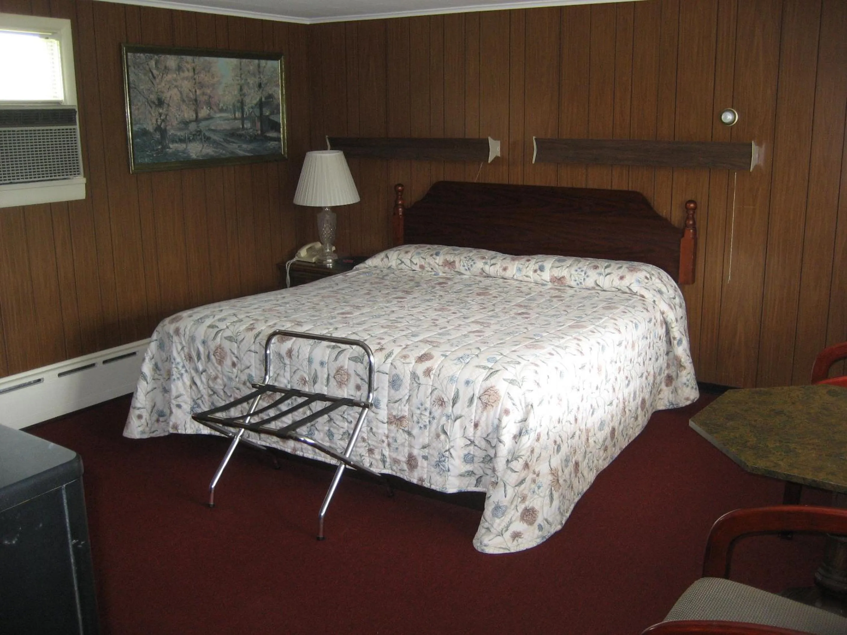 Bed in Fountain View Motel