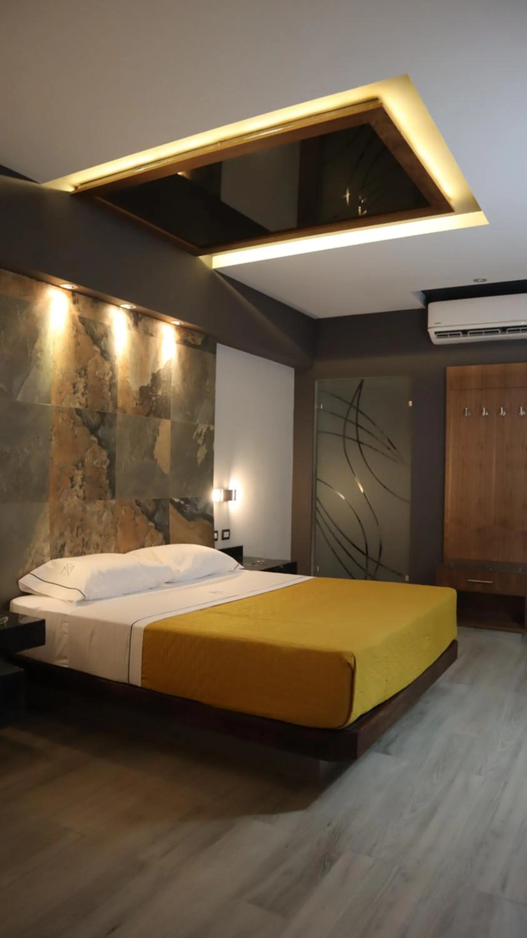 Photo of the whole room, Bed in Hotel Myst.