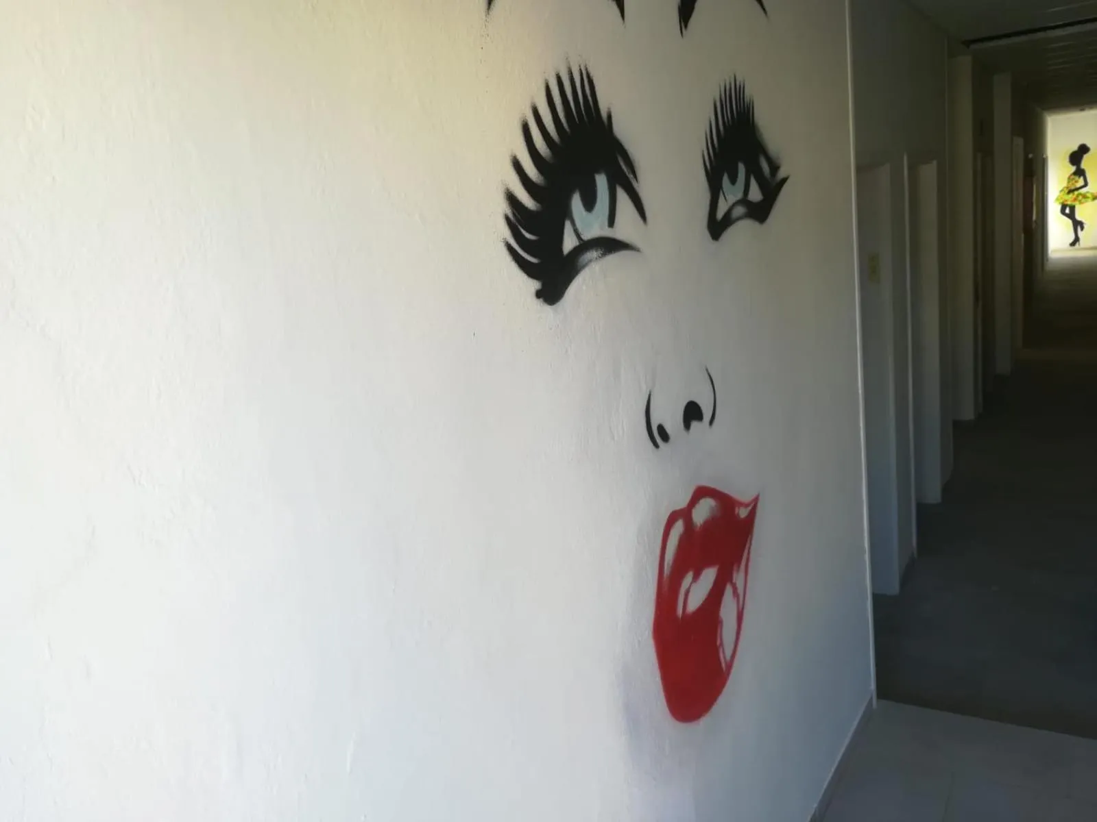 Decorative detail in Kristalex Pet Family Hotel