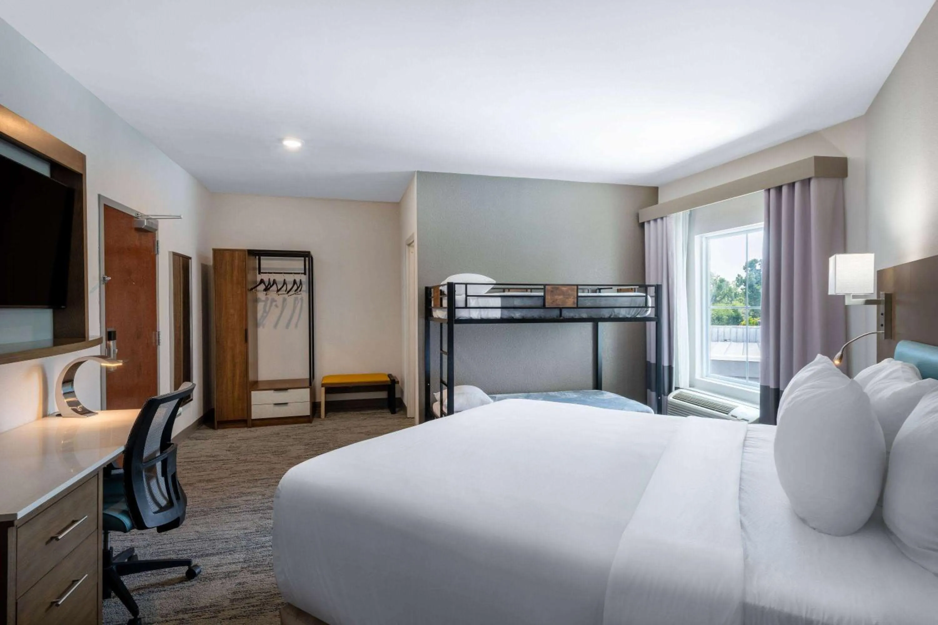 Photo of the whole room, Bed in TRYP by Wyndham Tallahassee North I-10 Capital Circle