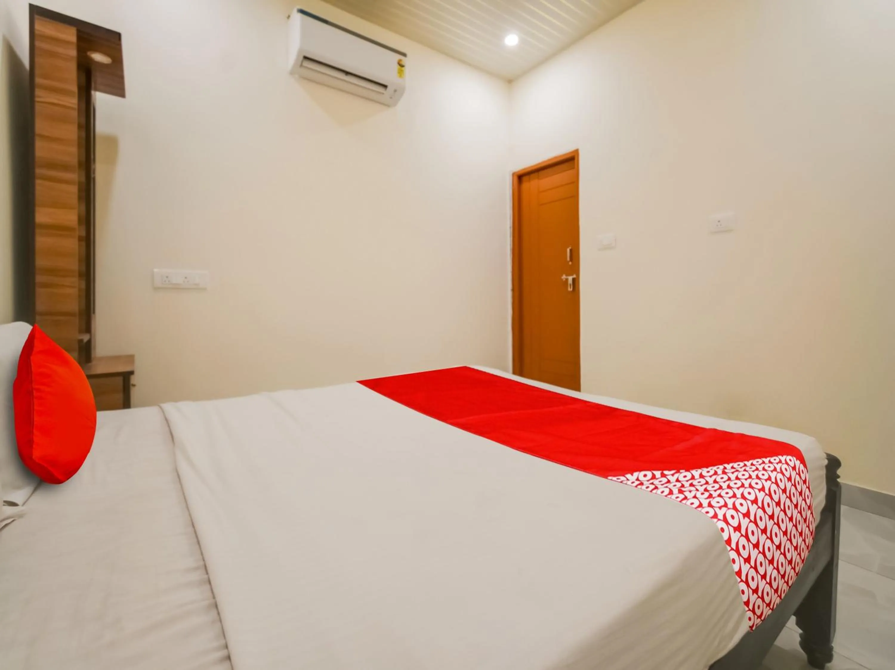 Facade/entrance, Bed in Hotel O GS Lodge