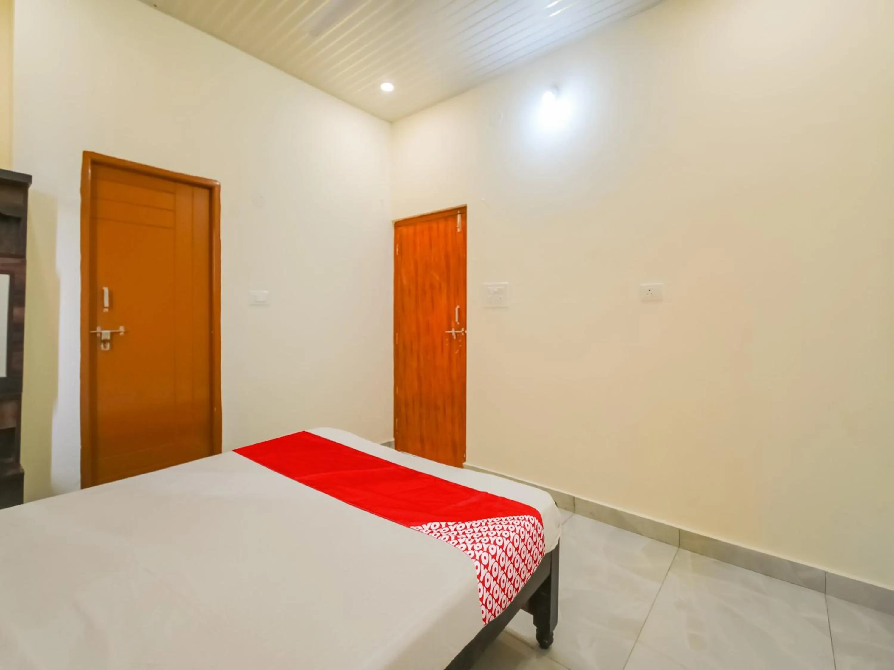 Bedroom, Bed in Hotel O GS Lodge