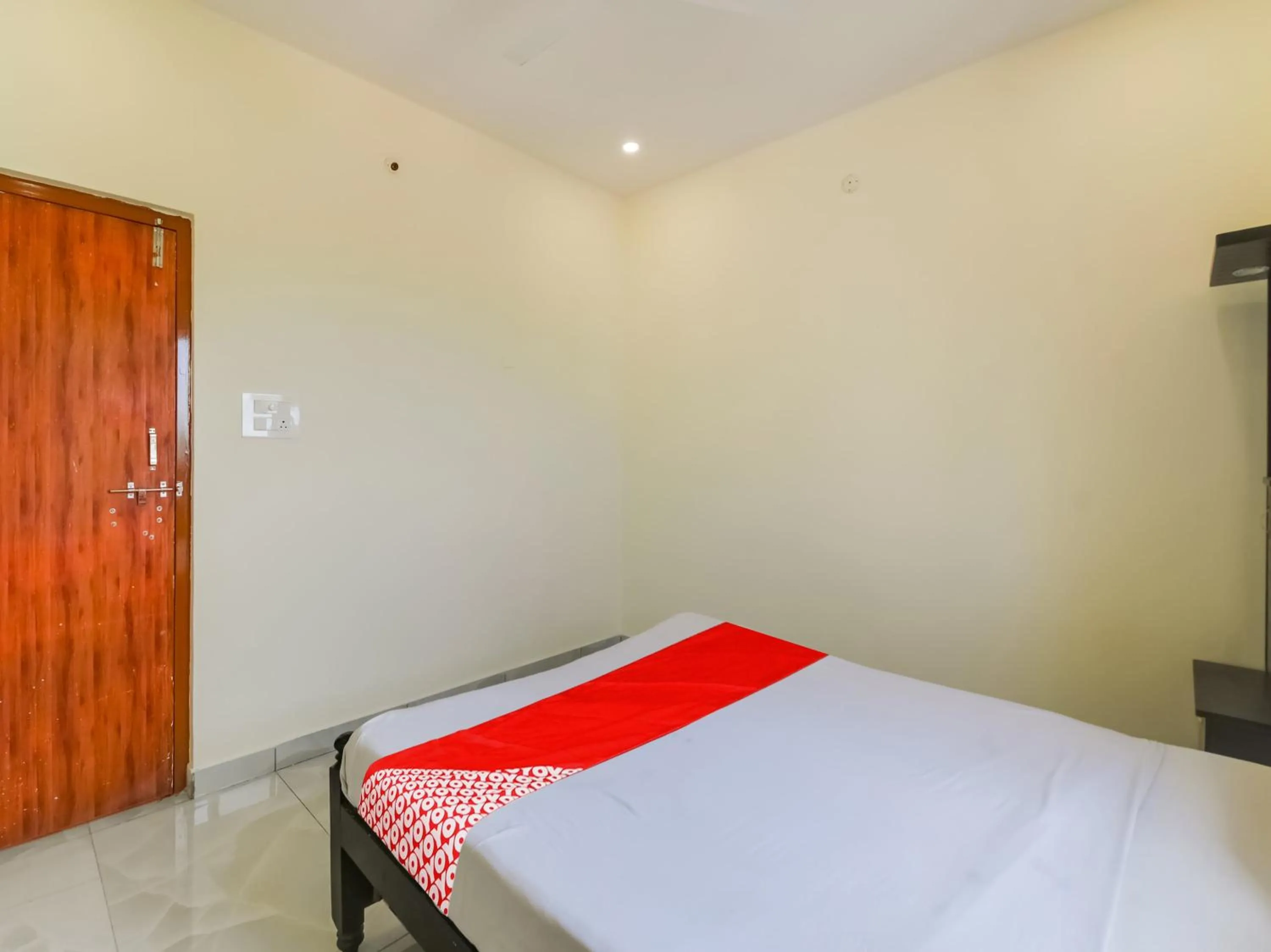 Bedroom, Bed in Hotel O GS Lodge