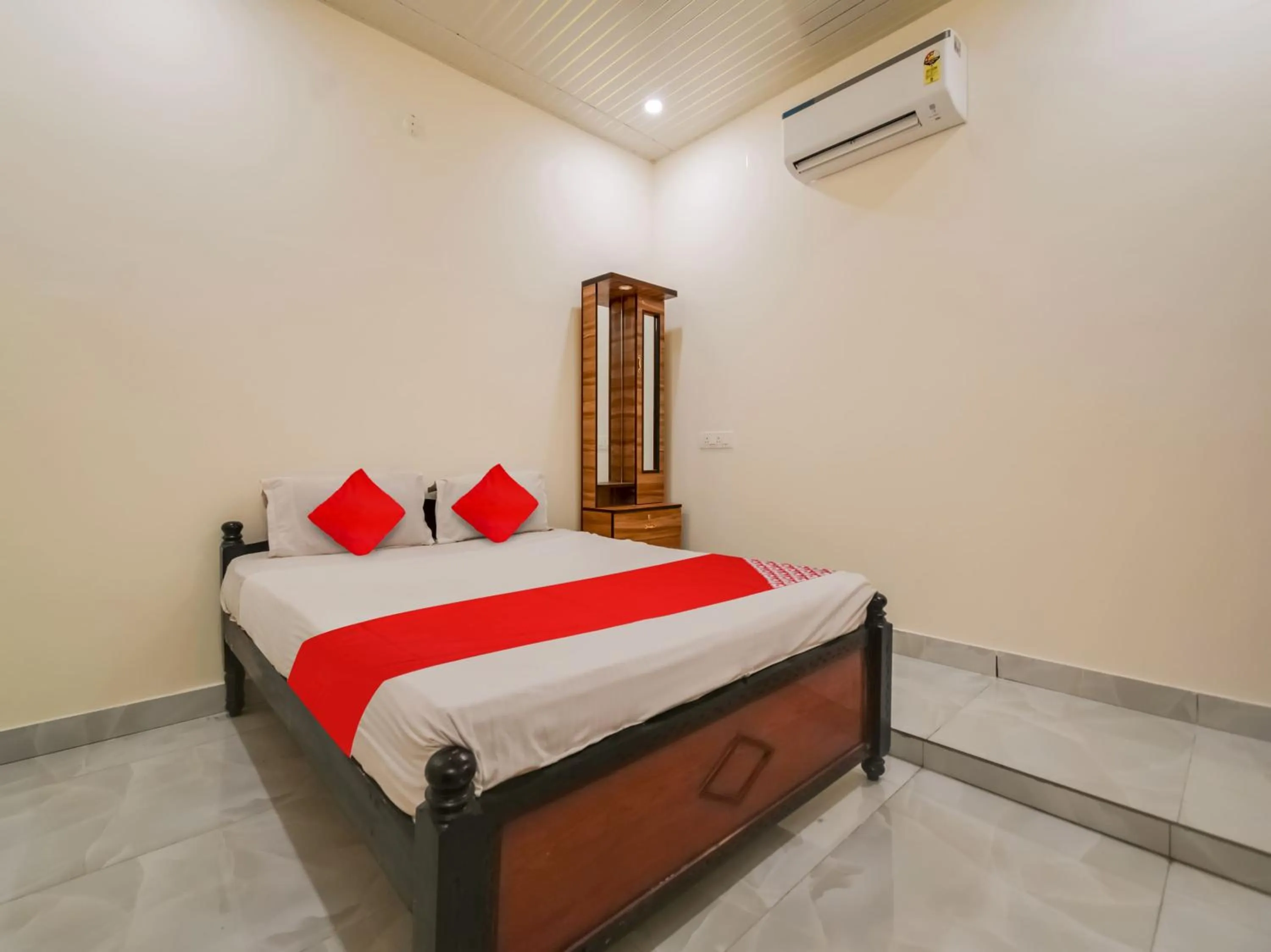 Bedroom, Bed in Hotel O GS Lodge