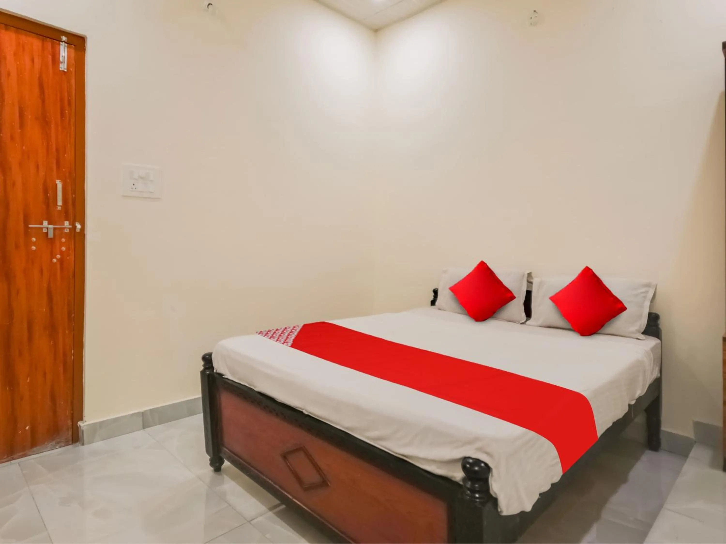 Facade/entrance, Bed in Hotel O GS Lodge