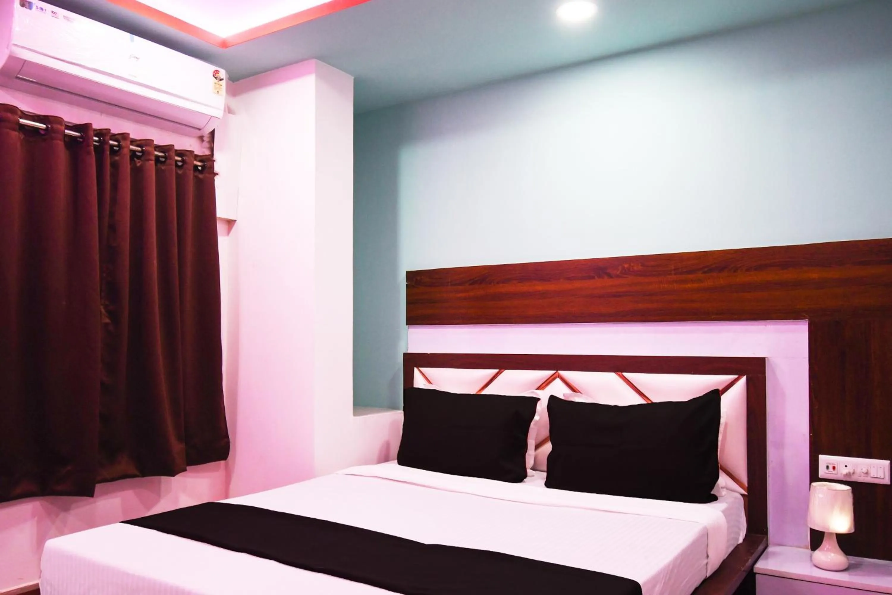 Bedroom, Bed in Hotel O The Royal Velvet