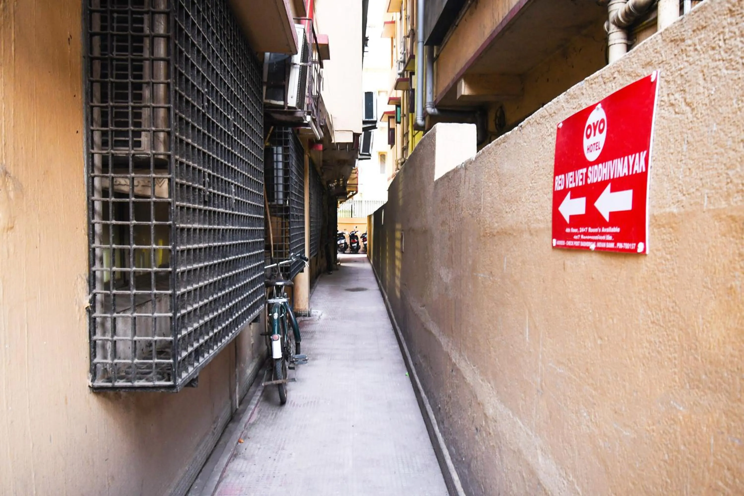 Facade/entrance in Hotel O by OYO The Royal Velvet