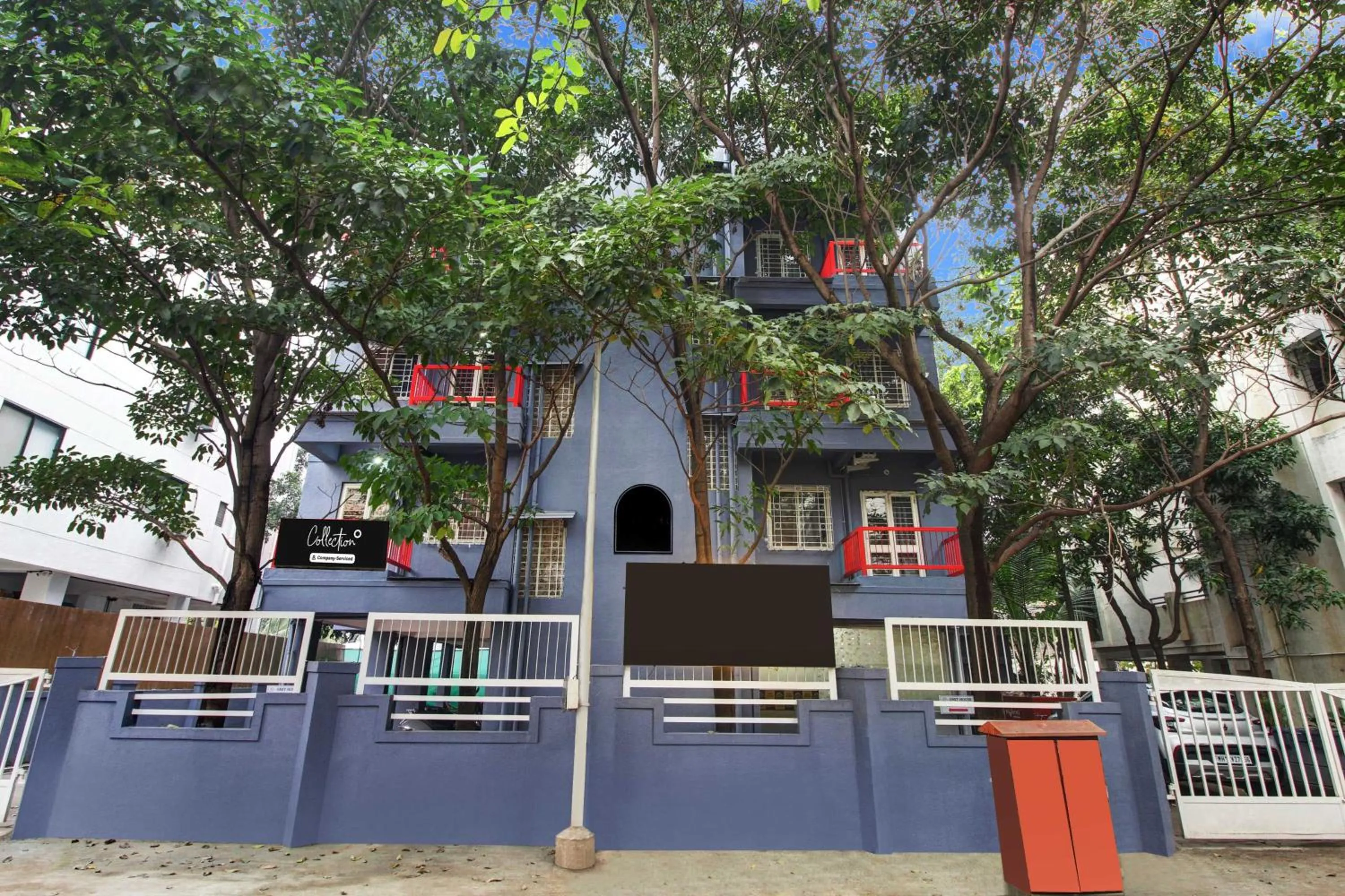 Facade/entrance in Super Collection O Grey House